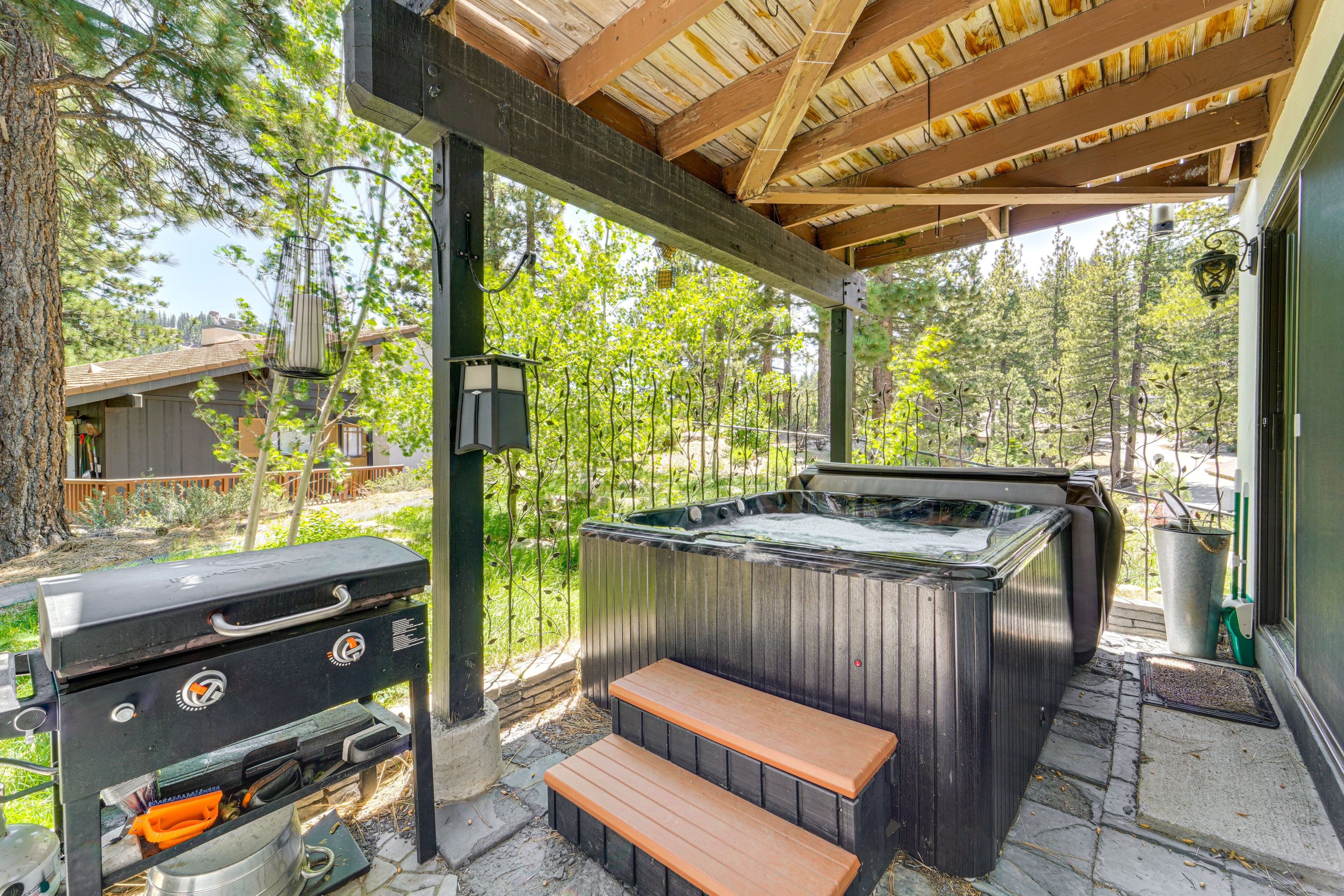 Deck | Hot Tub