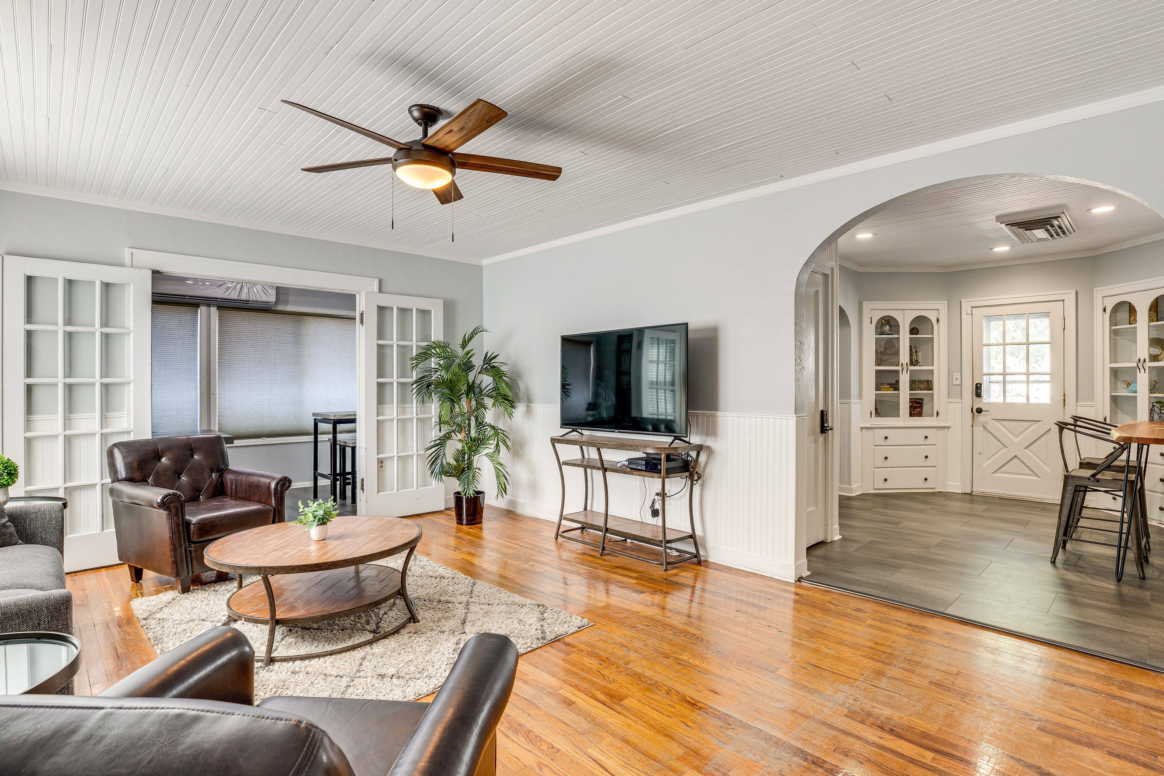 Living Room | Free WiFi | Smart TV | Mini-Split A/C & Heating