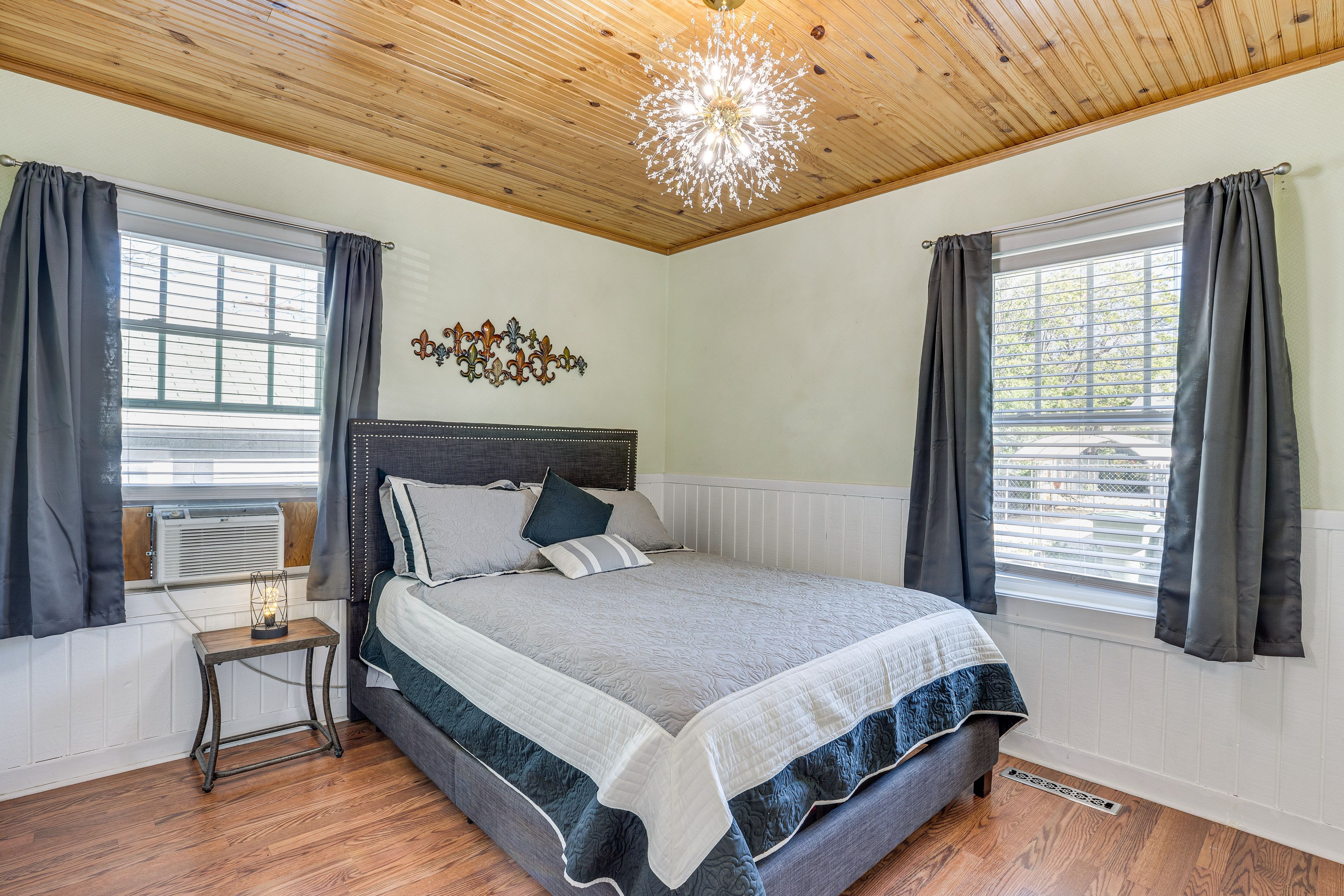 Bedroom 2 | Queen Bed