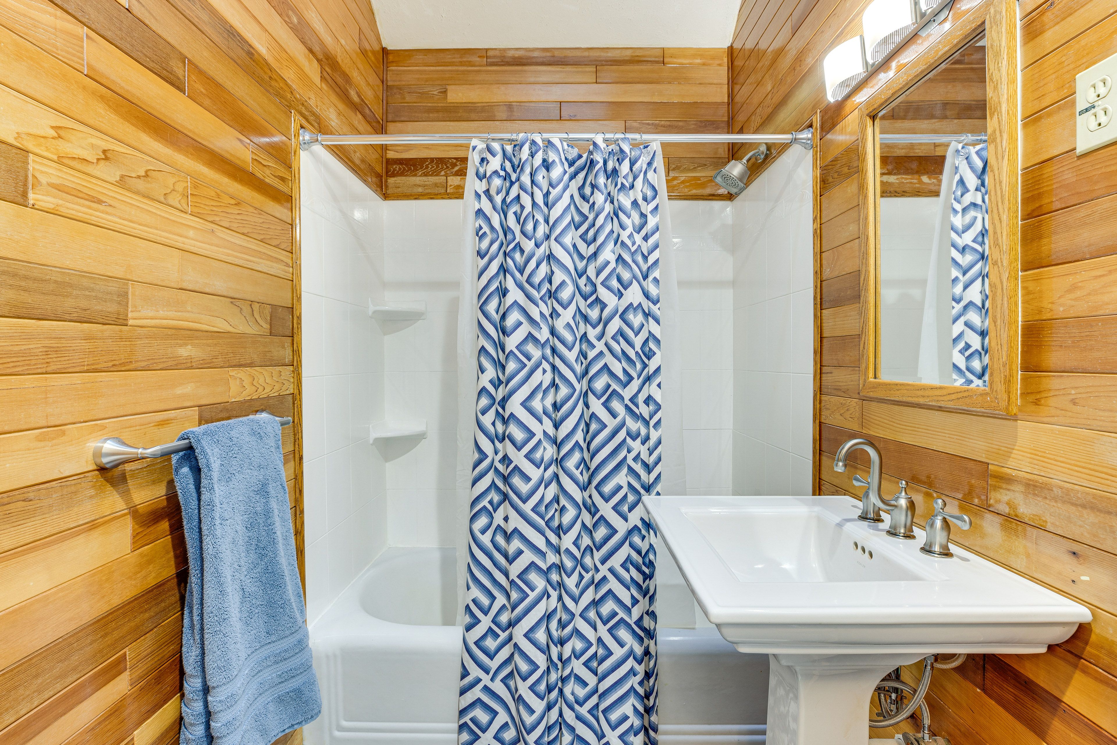 Full Bath | Complimentary Toiletries | Towels Provided