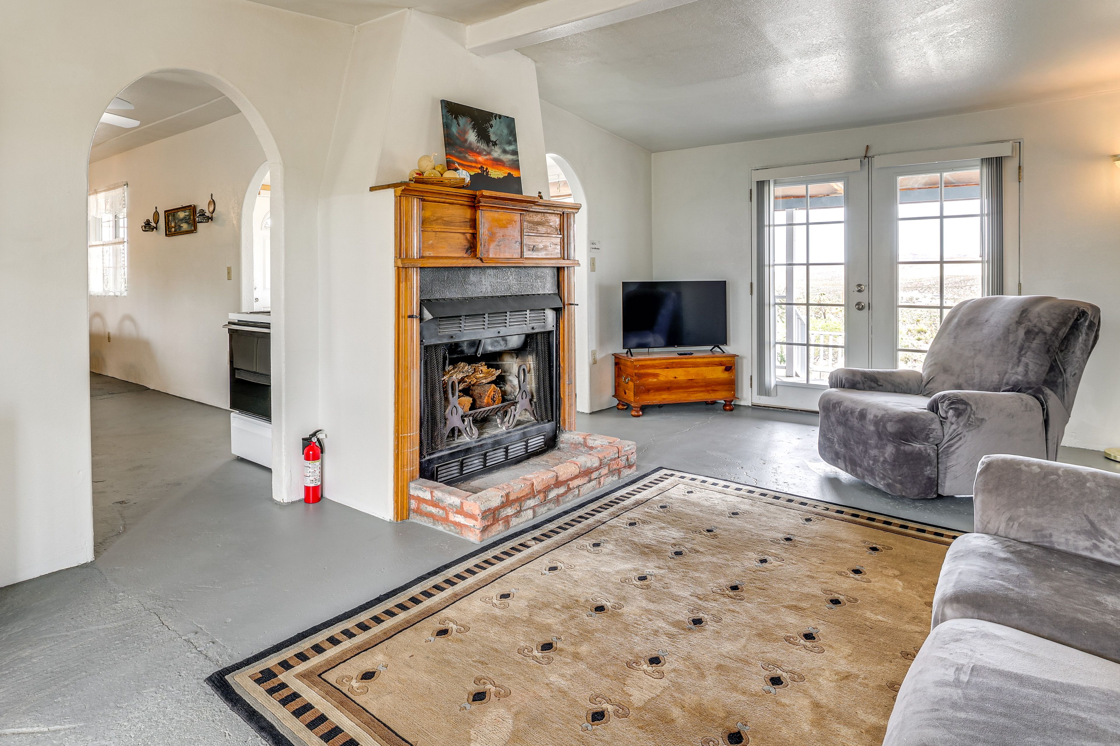 Living Room | Fireplace | Free WiFi | Evaporative Cooler