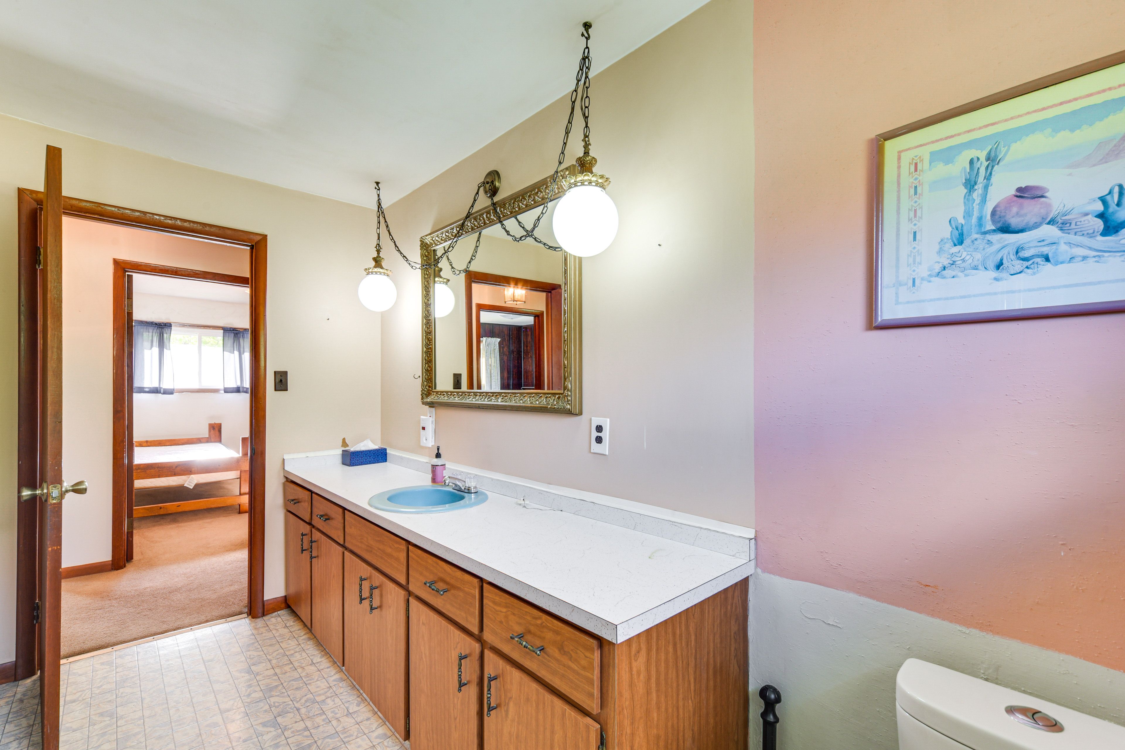Full Bathroom | Towels Provided