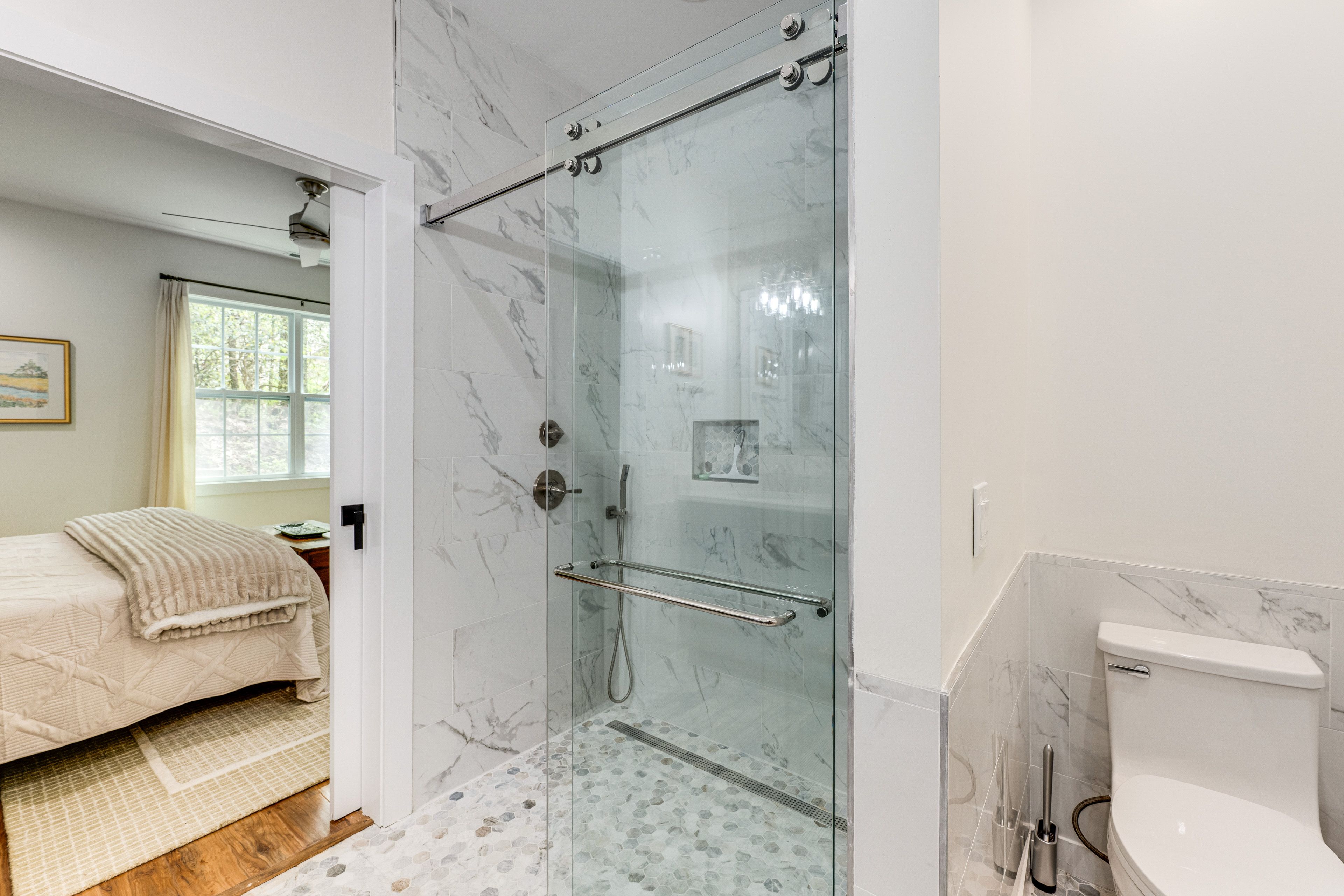 Full Bathroom | Towels Provided