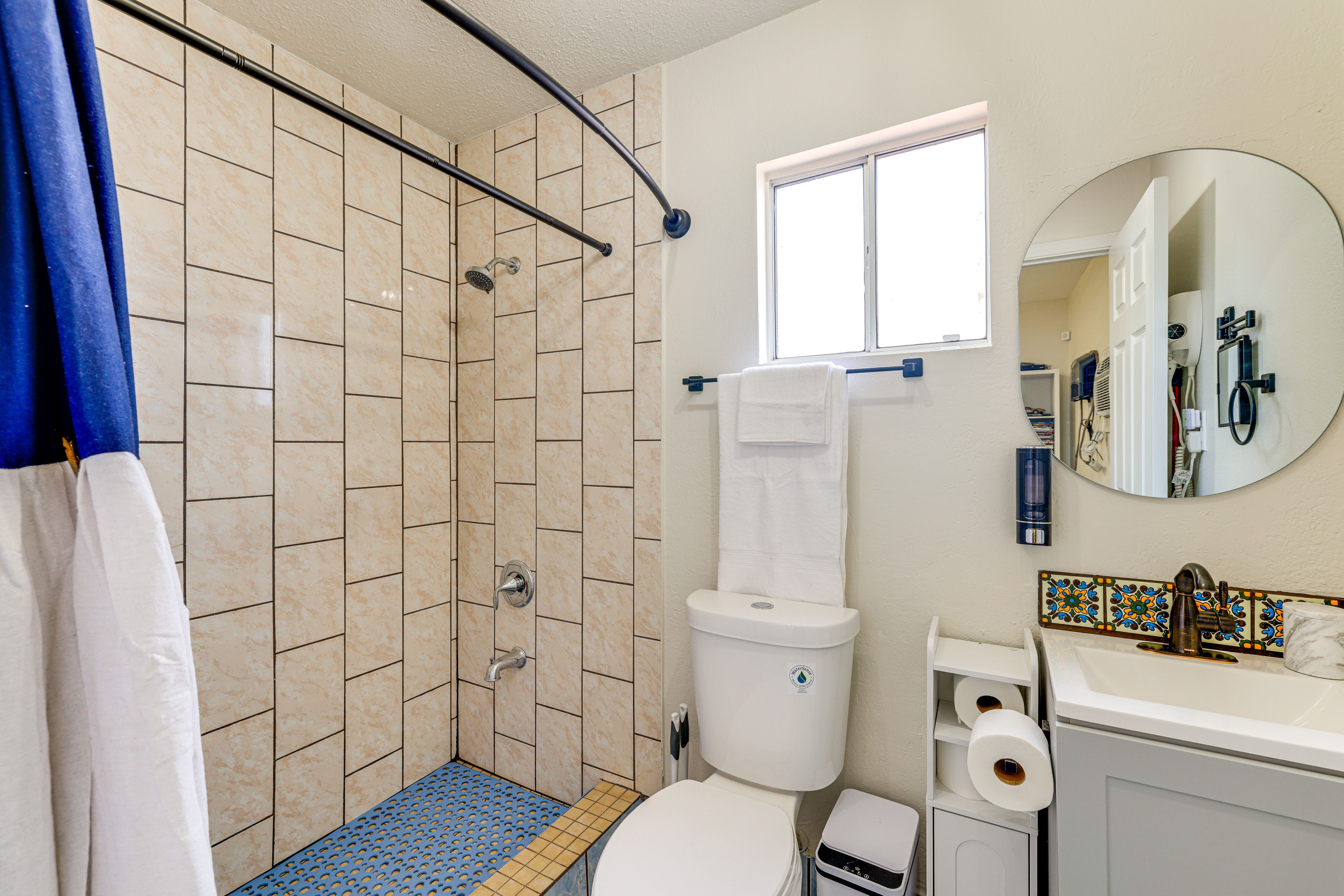 Full Bathroom | Towels Provided