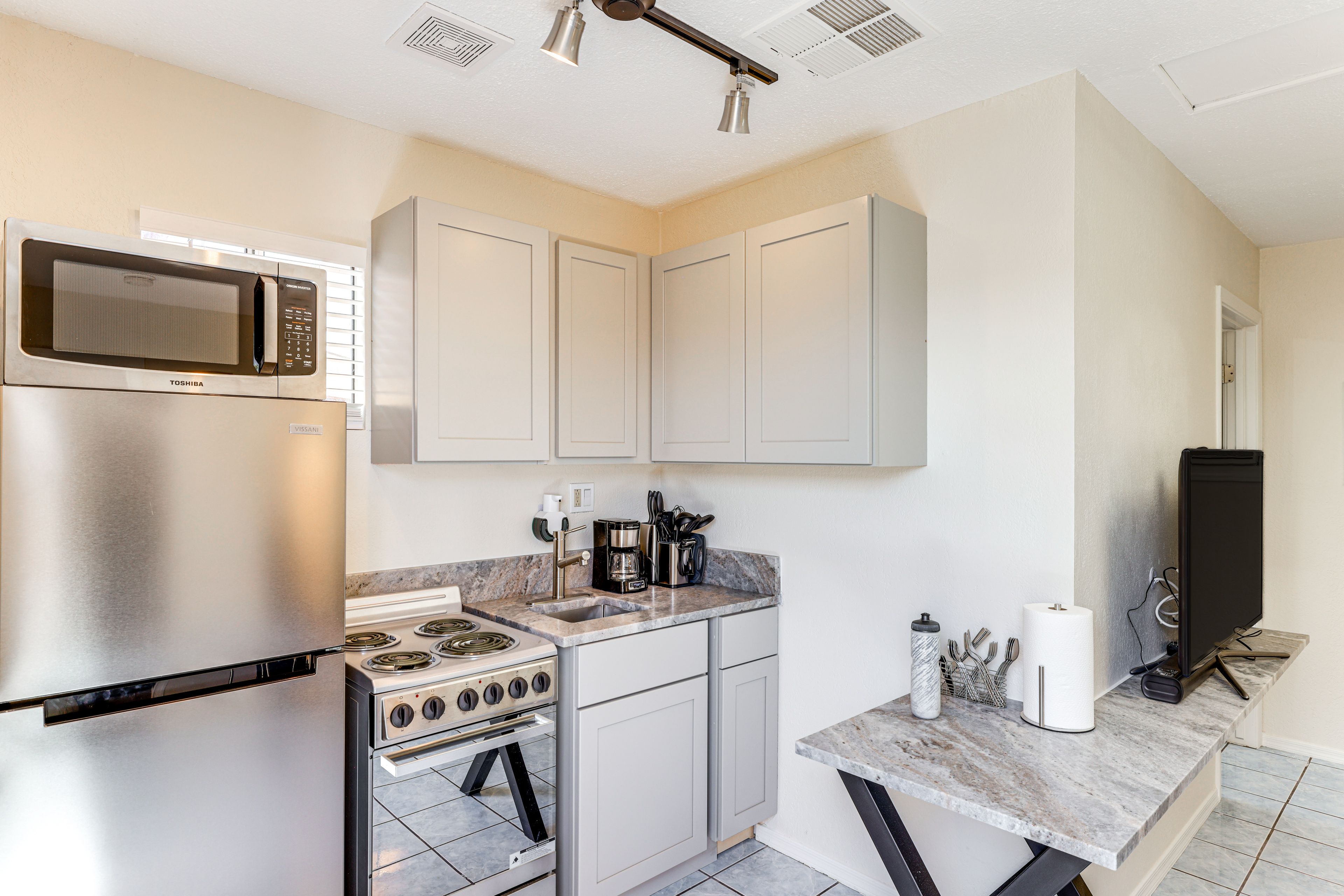 Kitchen | Cooking Basics | Single-Story Apartment