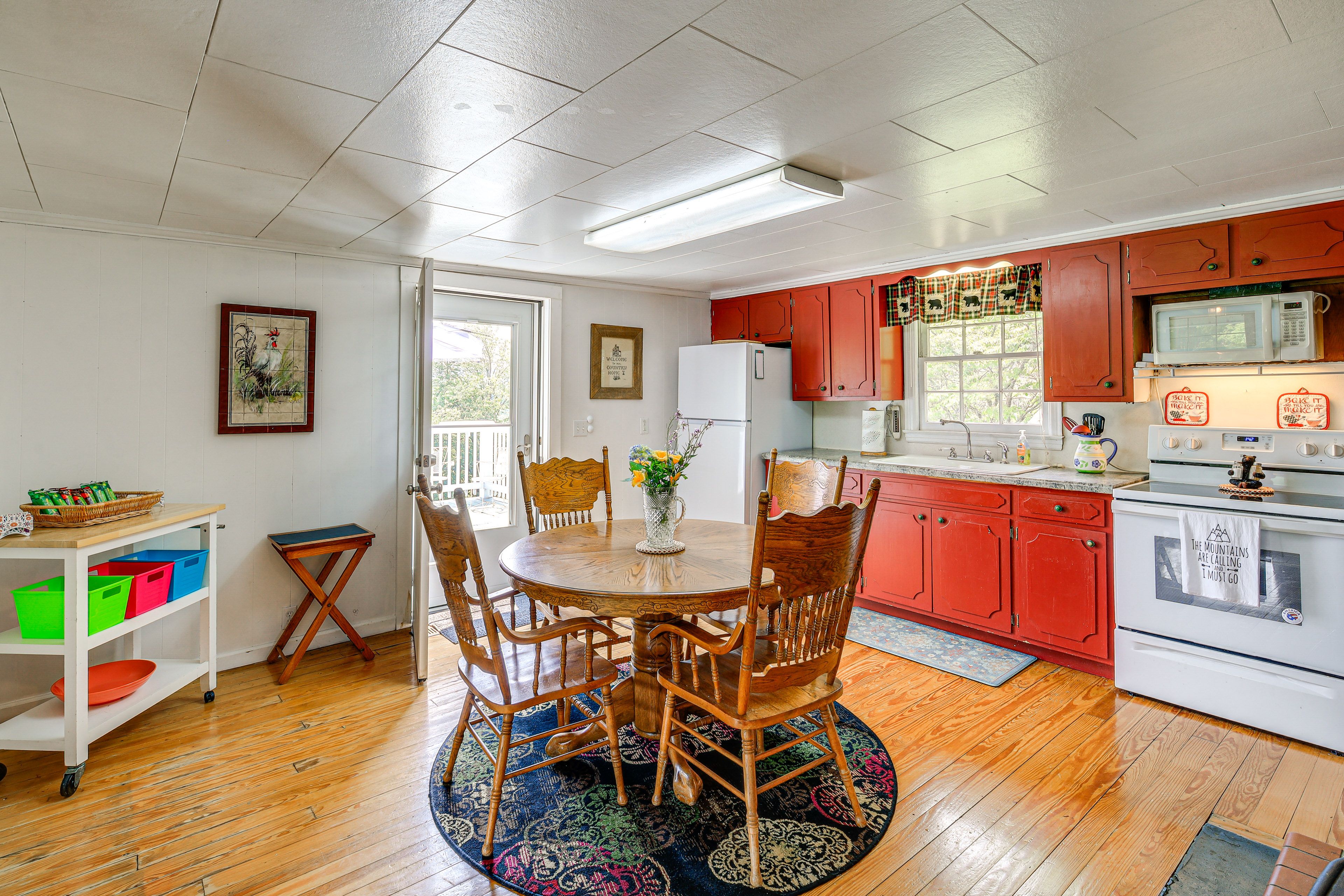 Kitchen | Keurig Coffee Maker | Blender | Toaster | 1st Floor