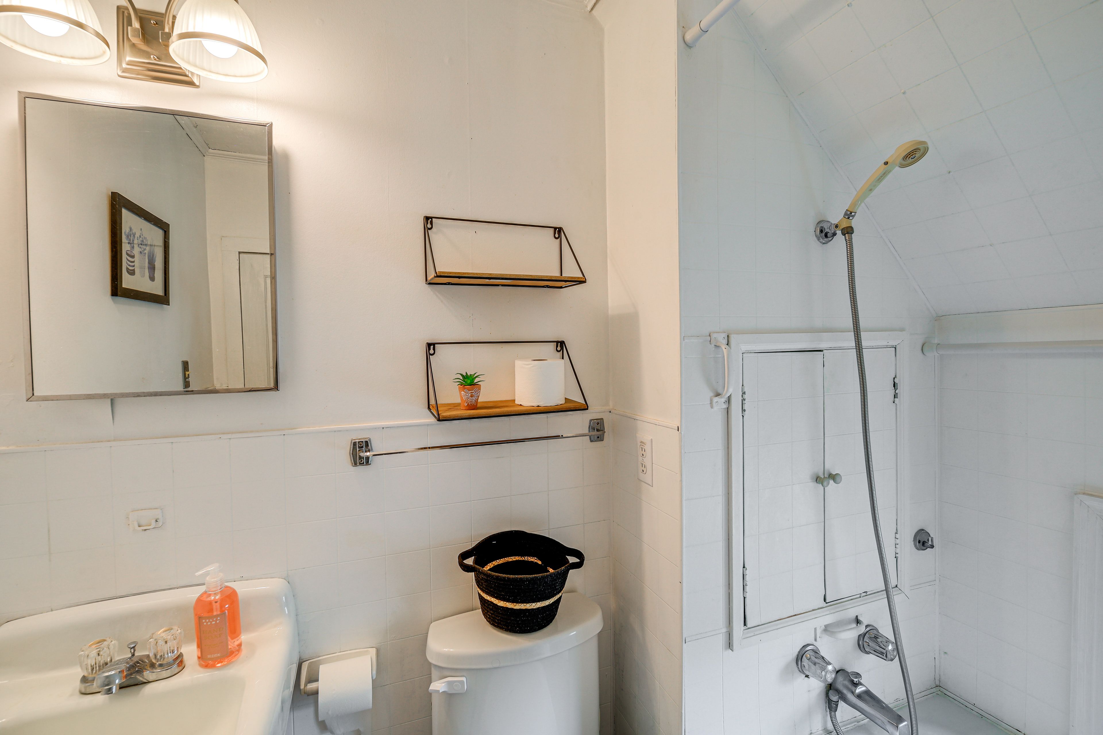 Full Bathroom | 2nd Floor
