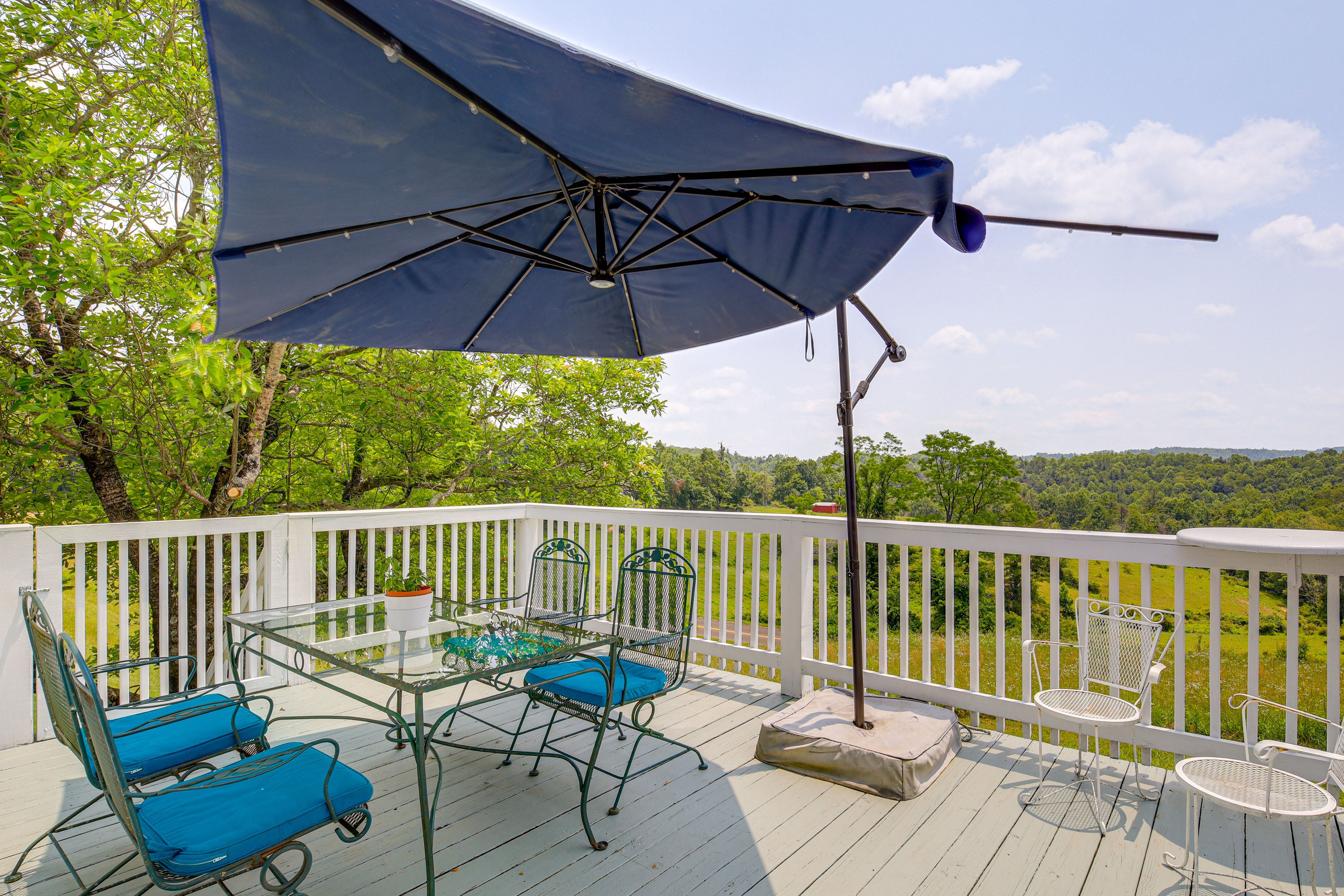 Deck | Outdoor Dining Area | Gas Grill