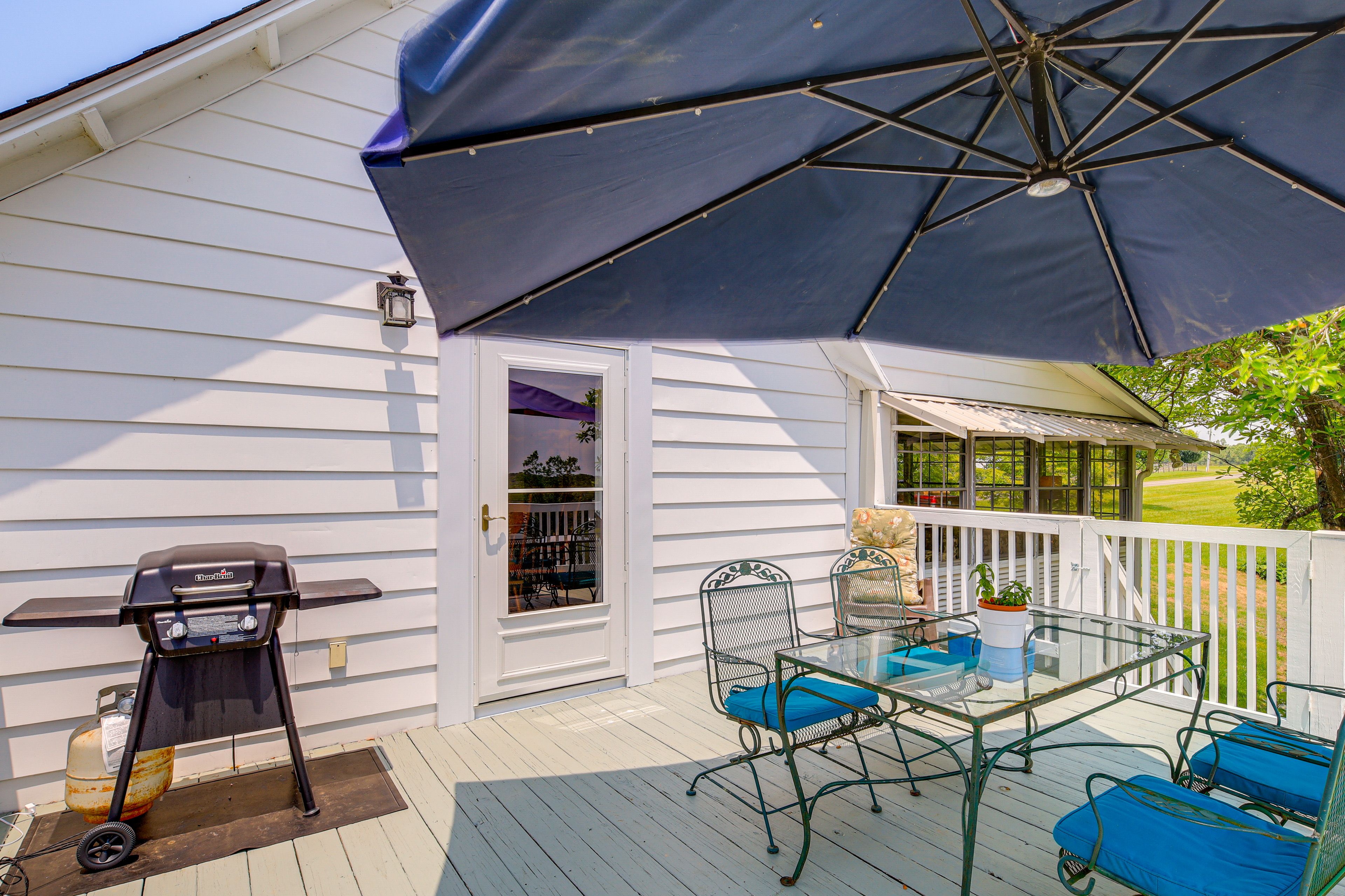 Deck | Outdoor Dining Area | Gas Grill