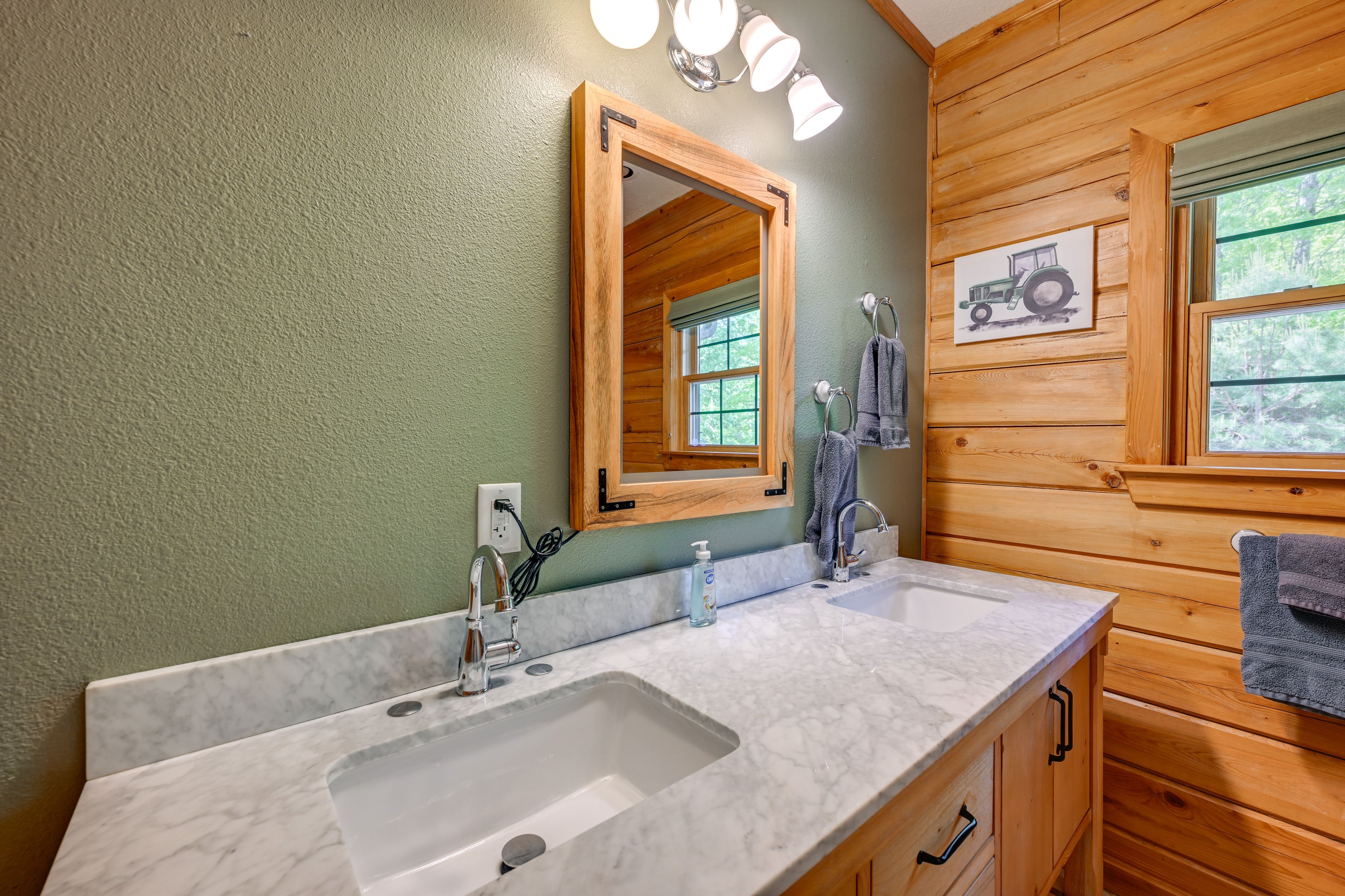 Full Bathroom | Bathtub/Shower | 2nd Floor