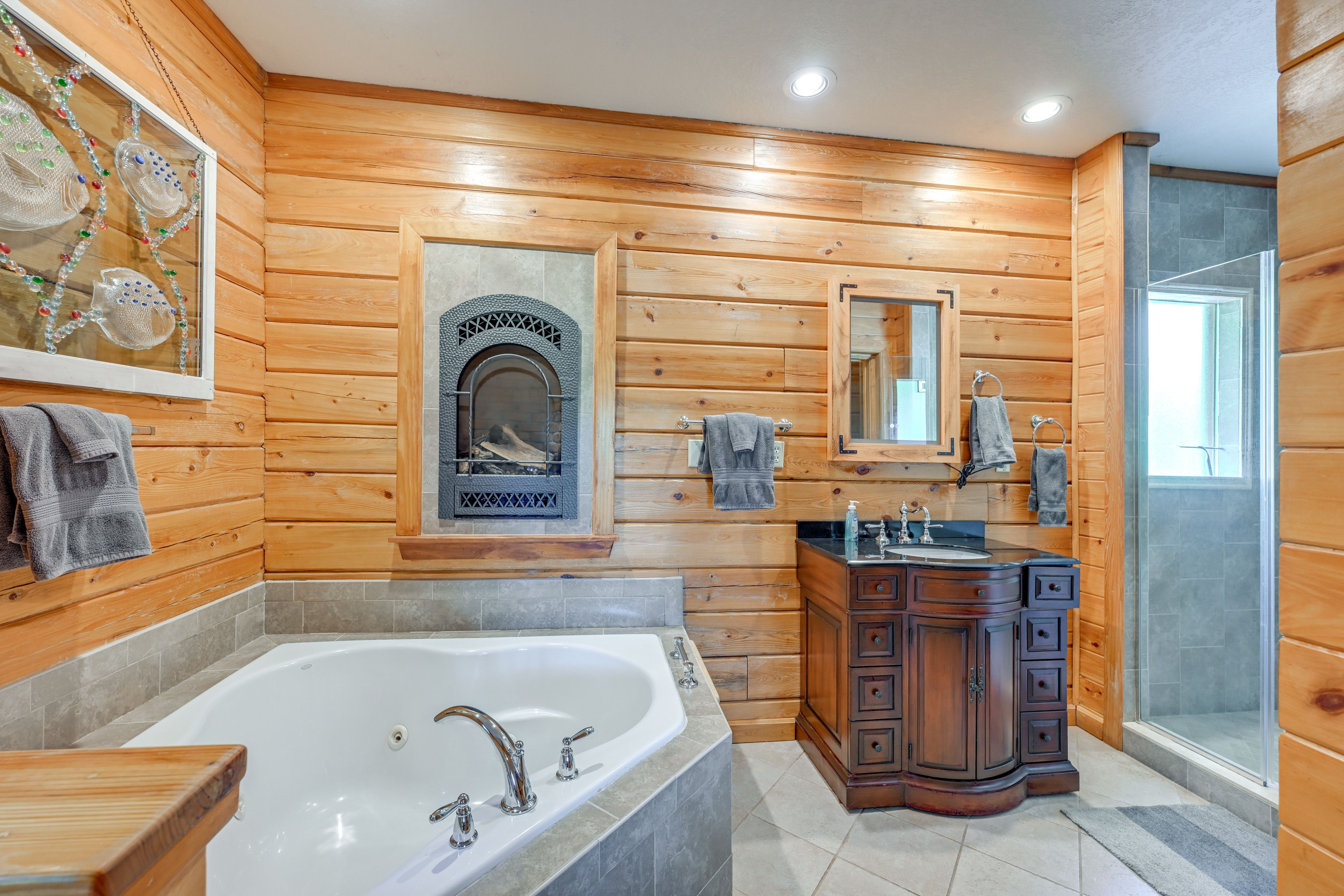 En-Suite Bathroom | Jetted Tub | 2nd Floor