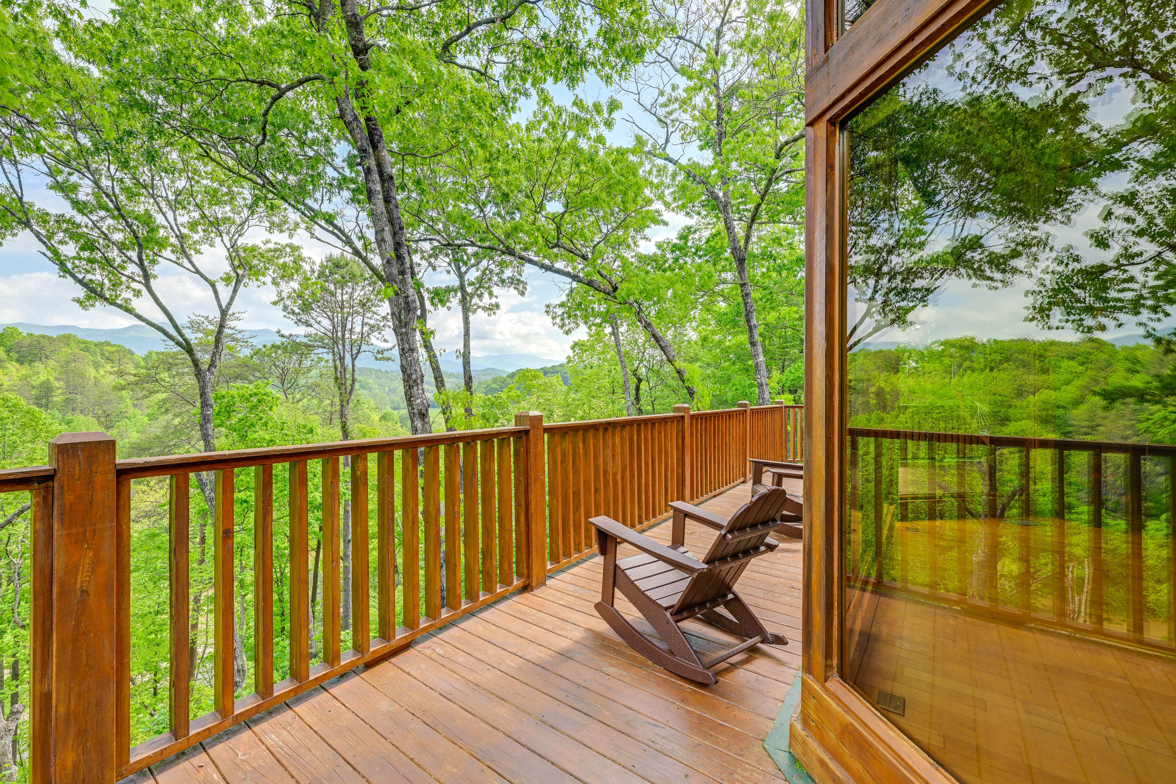 Upper Deck | Gas Grill | Outdoor Dining Area | Hammocks