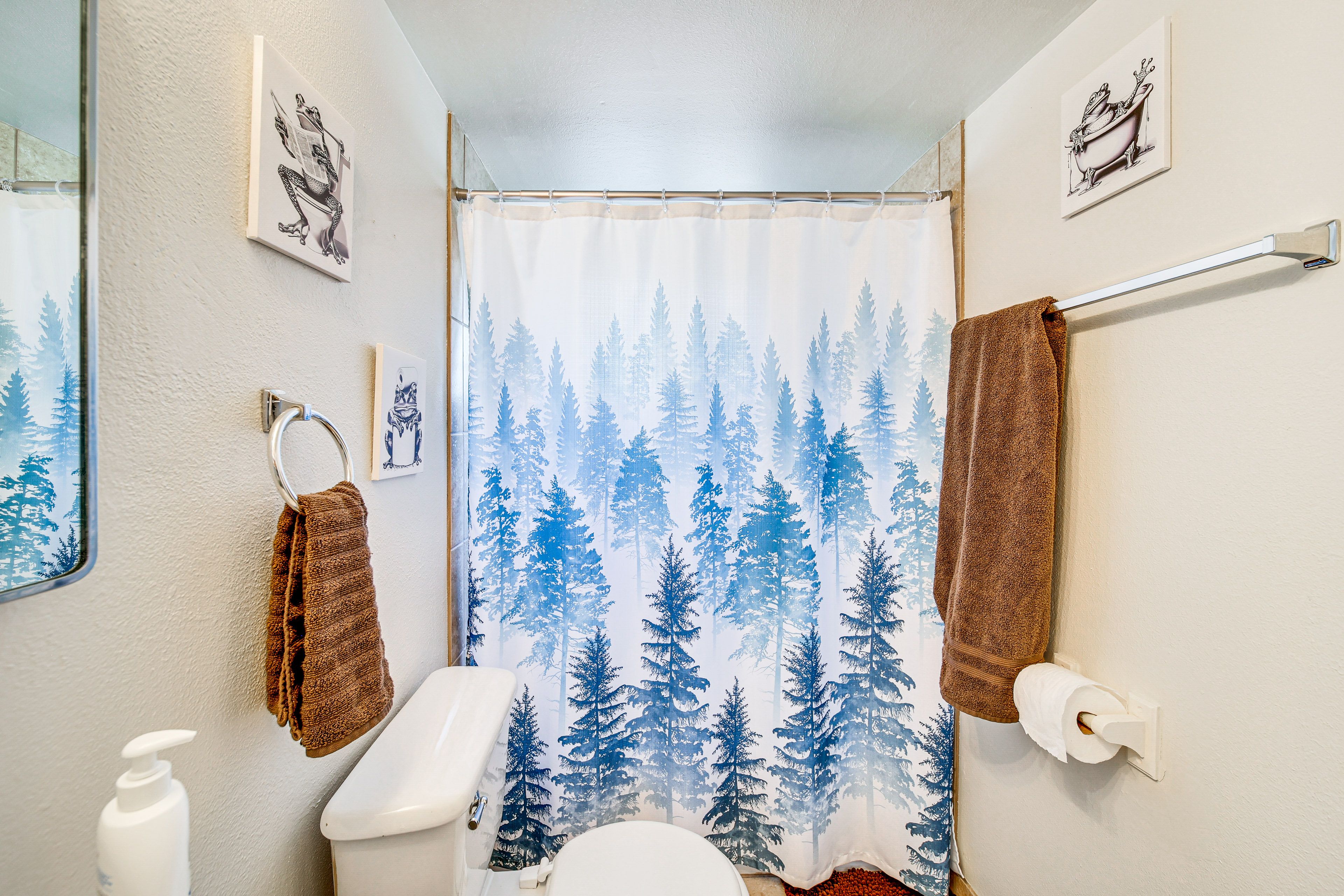Full Bathroom | Towels Provided