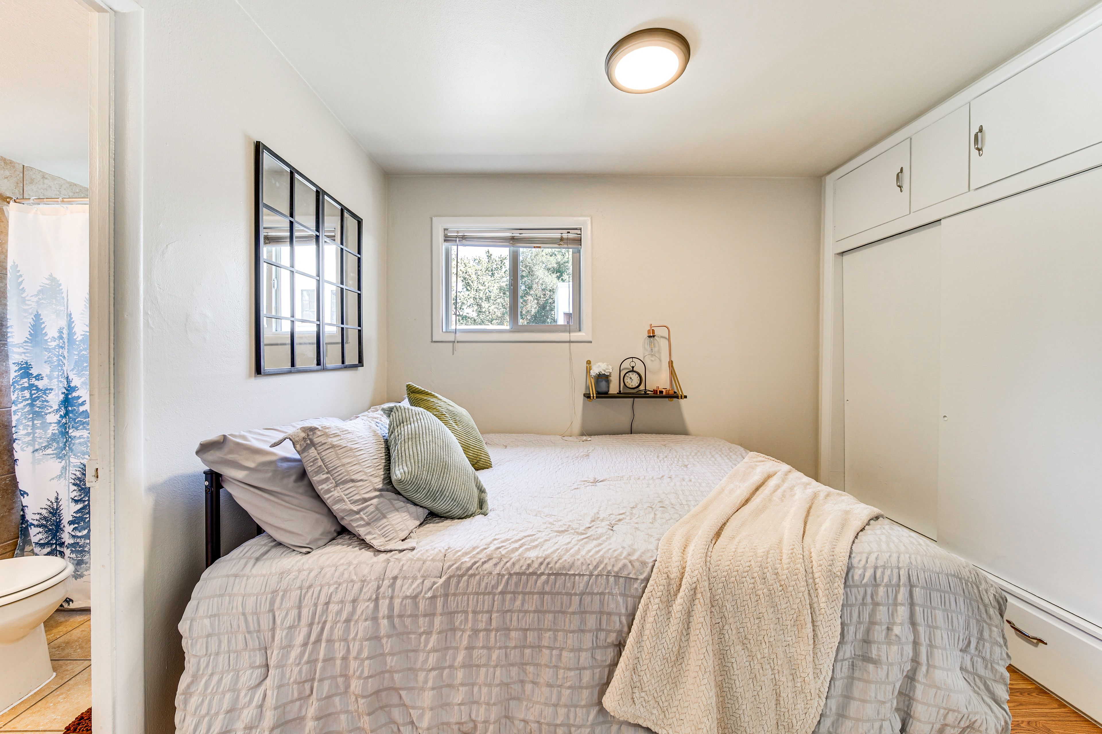 Bedroom | Queen Bed | Linens Provided