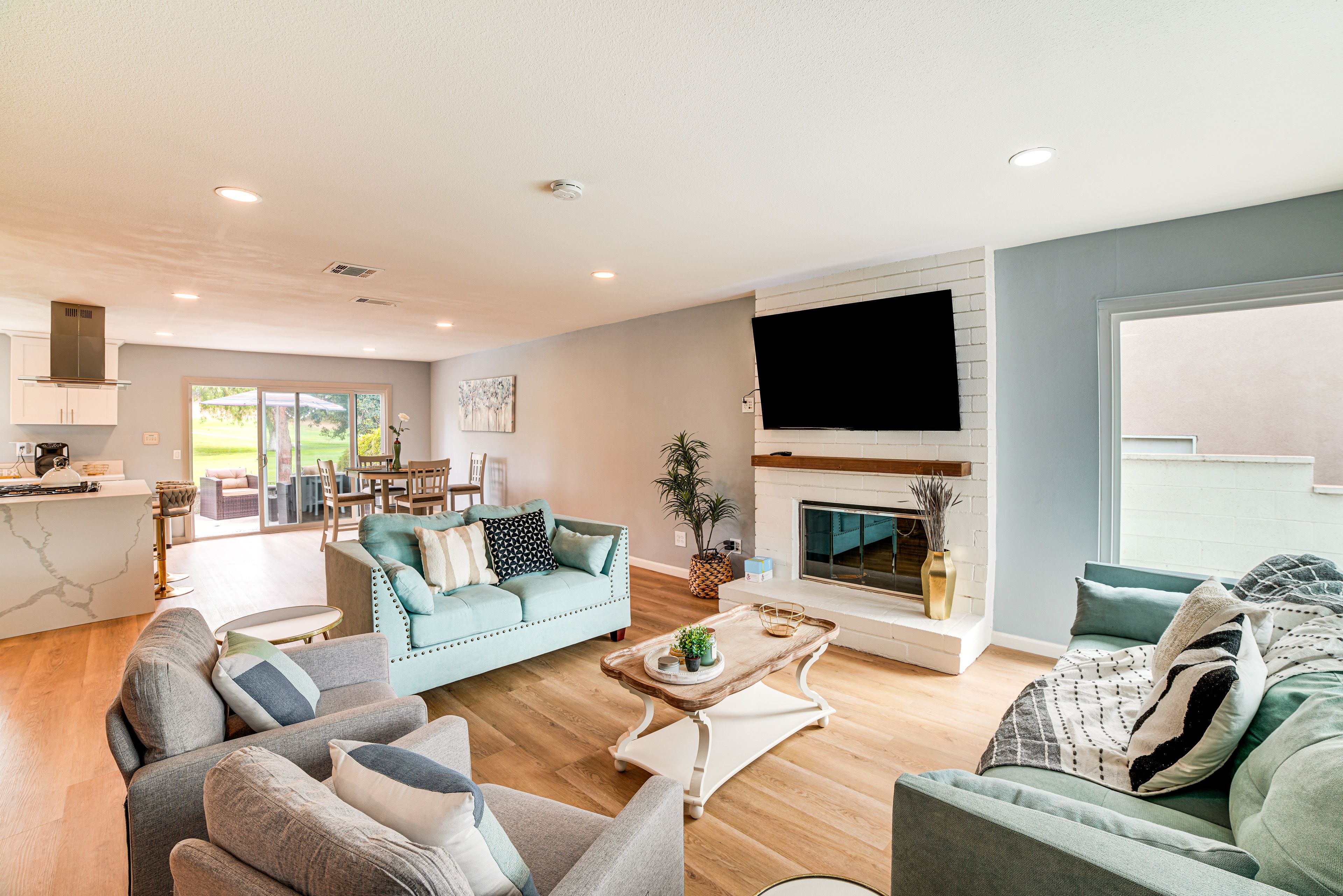 Living Room | Free WiFi | Central Heating & A/C | Smart TV | Main Floor
