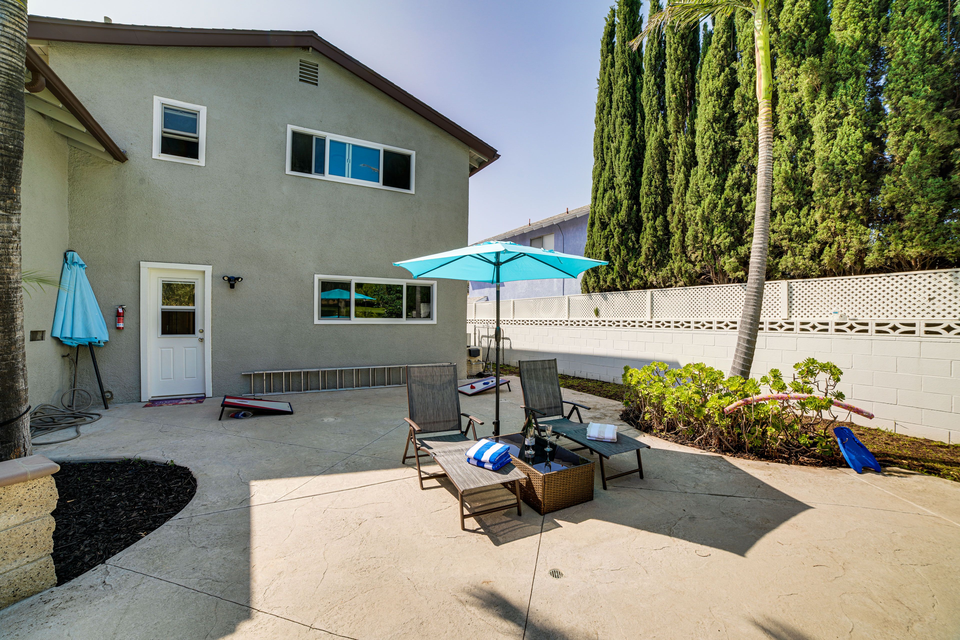 Backyard | Lounge Chairs | Cornhole