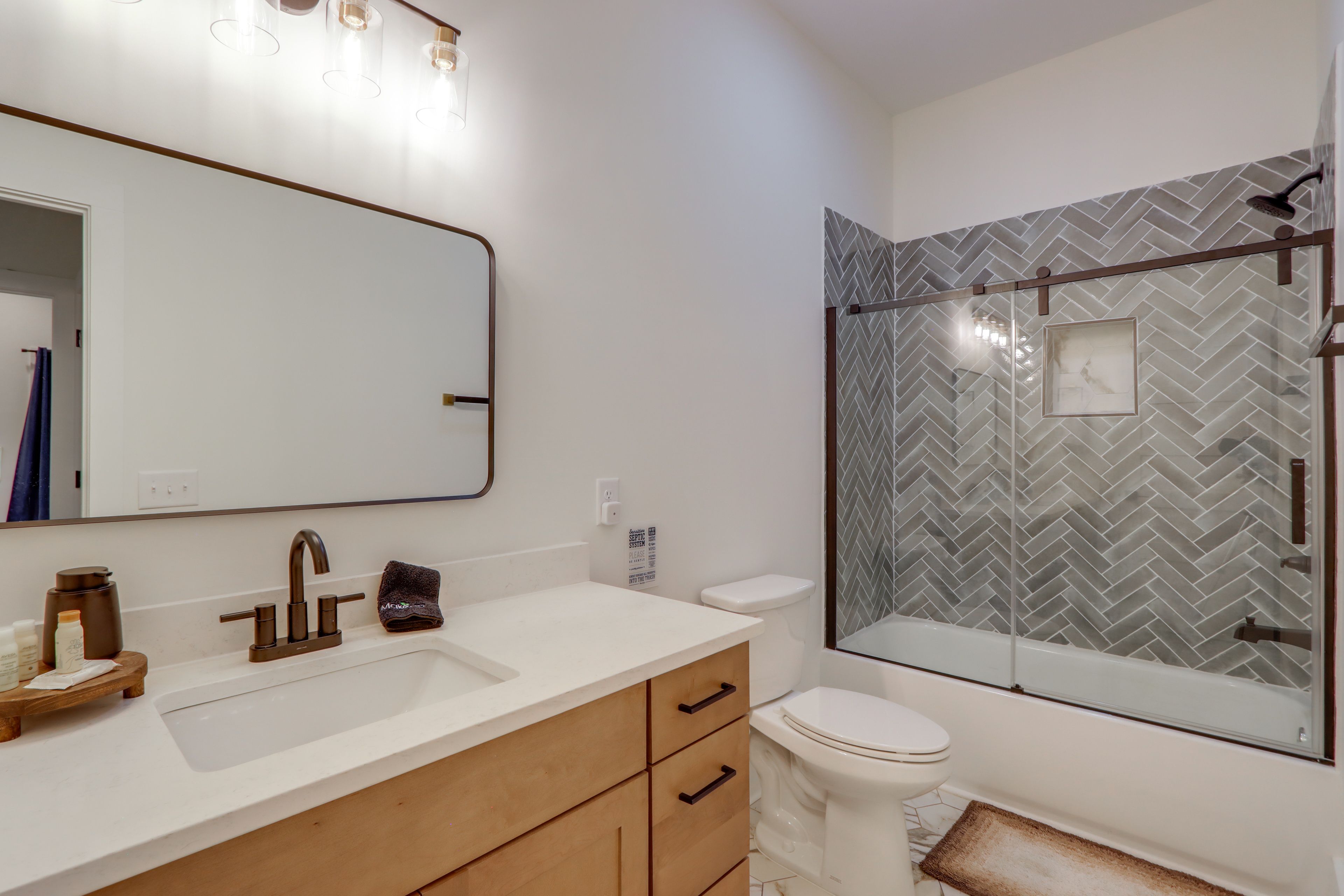 Full Bathroom | 1st Floor | Towels Provided