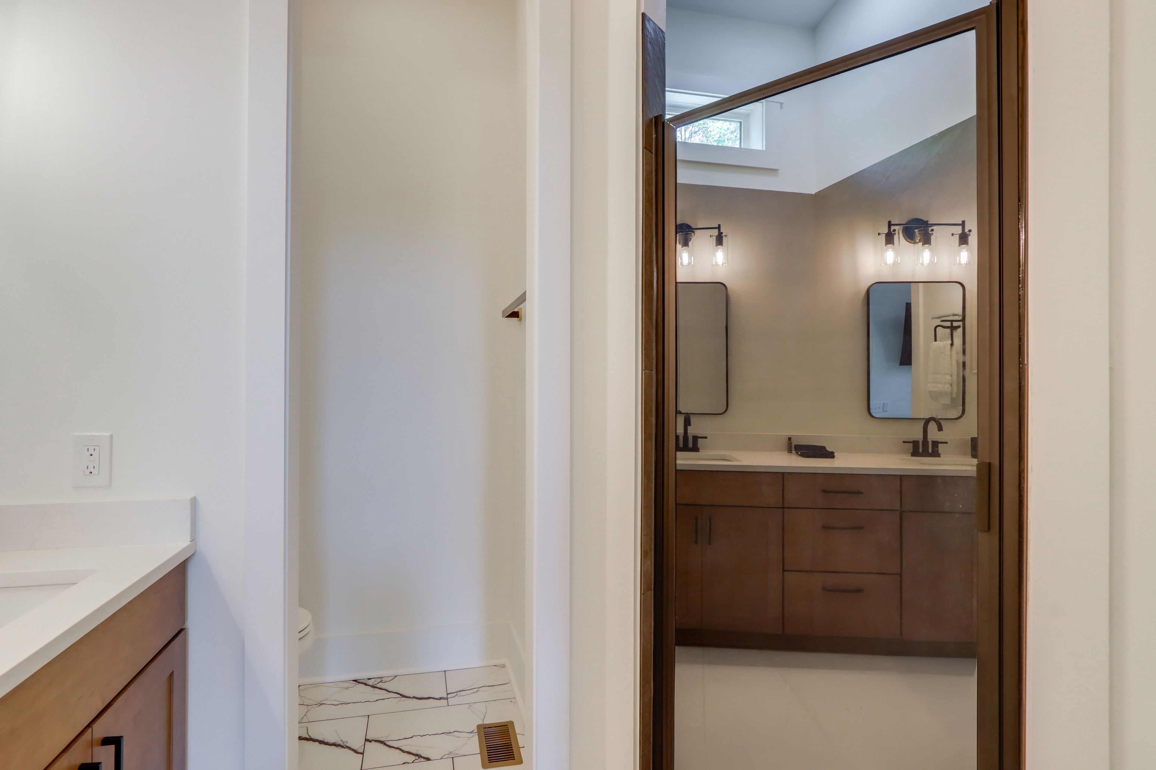 Full Bathroom | 2nd Floor | Towels Provided