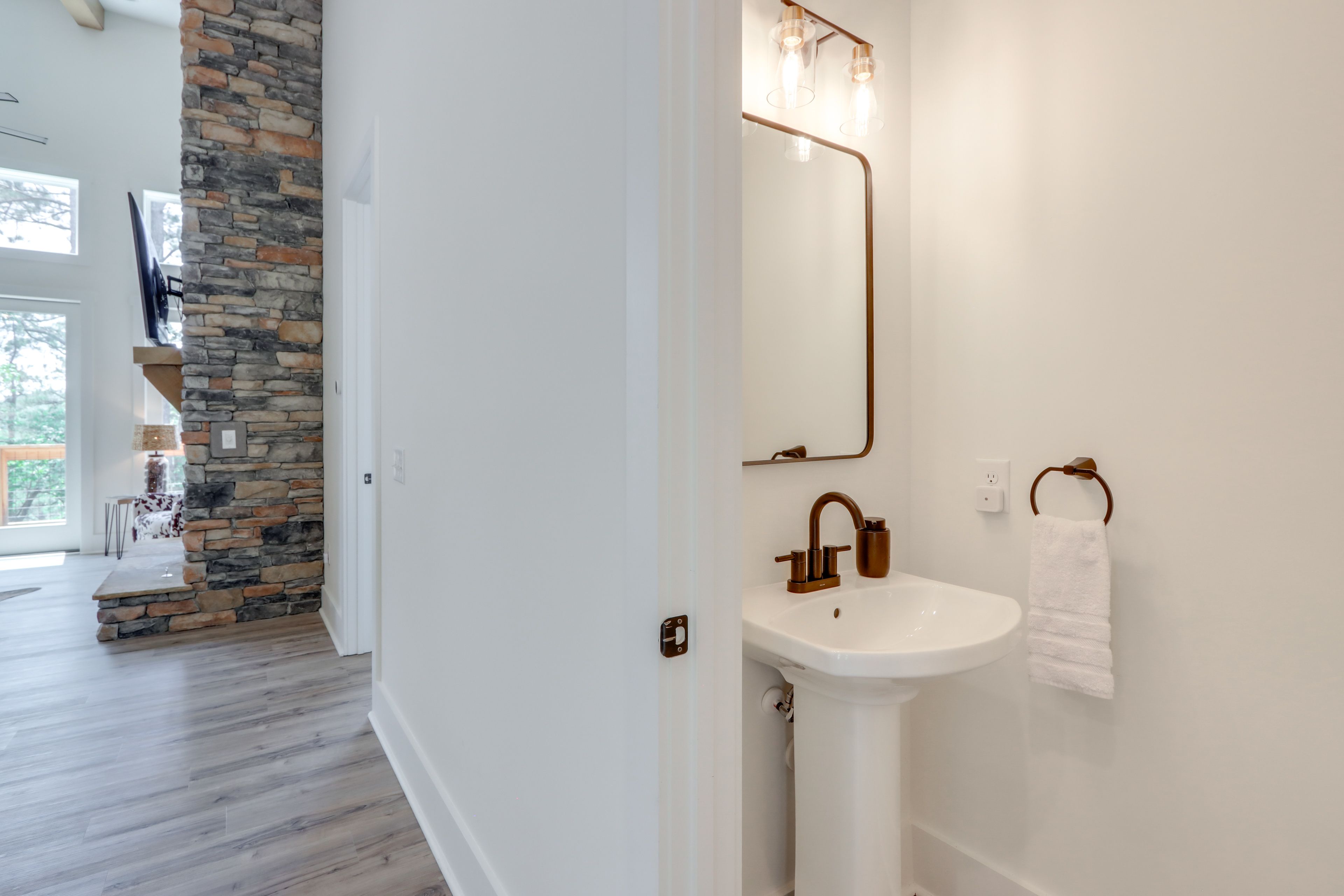 Half Bathroom | 2nd Floor | Towels Provided