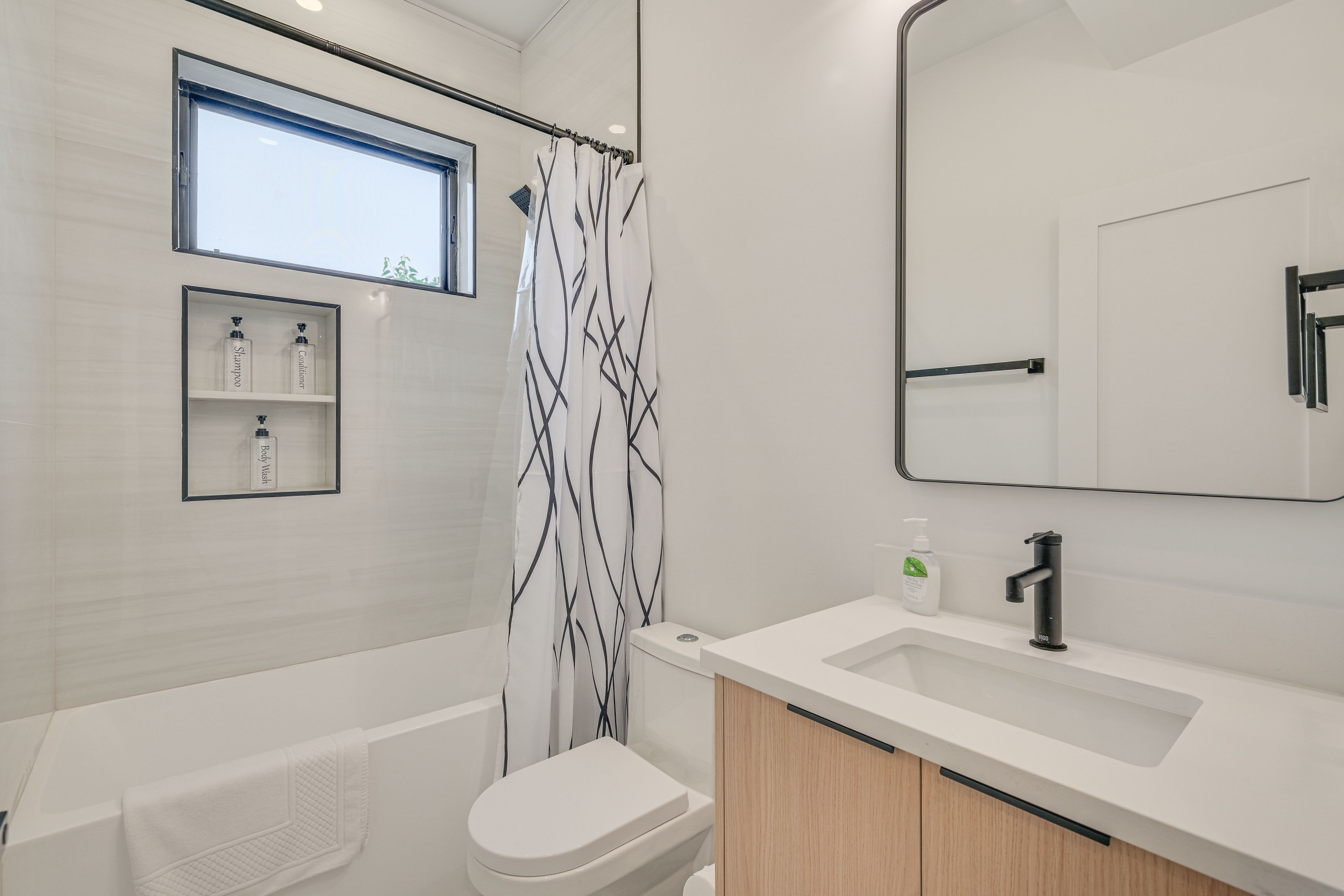 Full Bathroom | Shower/Tub Combo