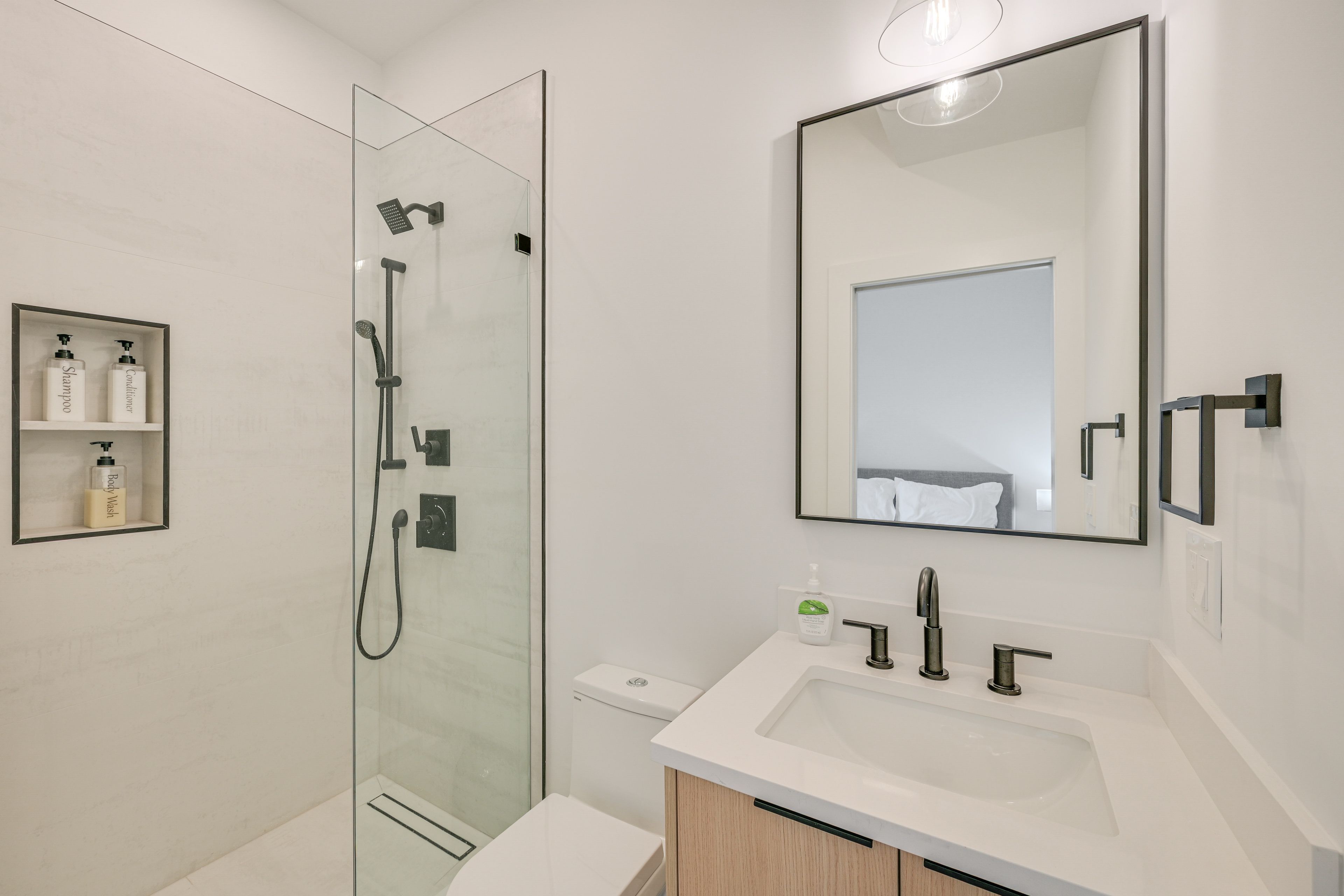 Full Bathroom | Towels Provided