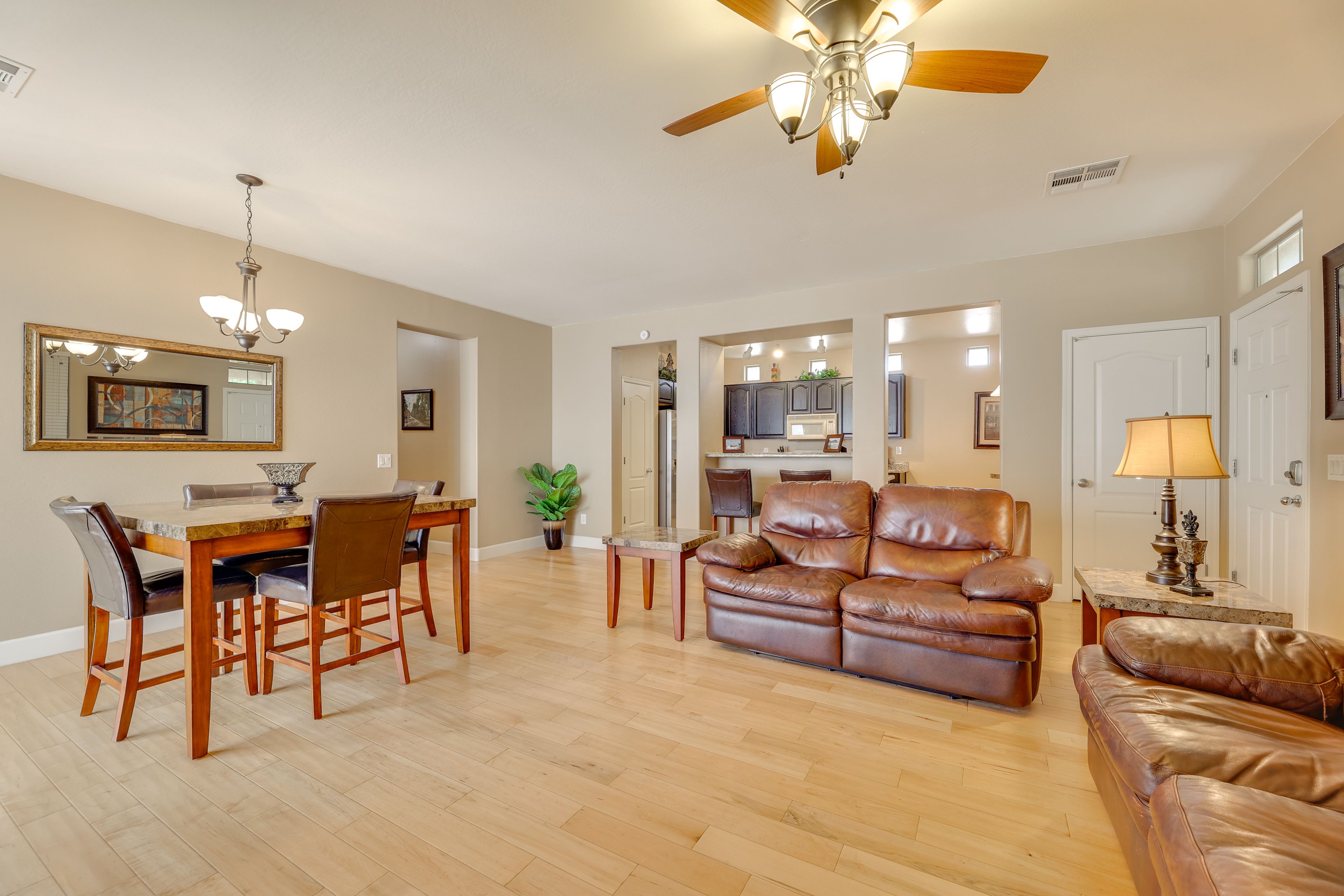 Living Room | Free WiFi | Central Heating & A/C | Smart TV