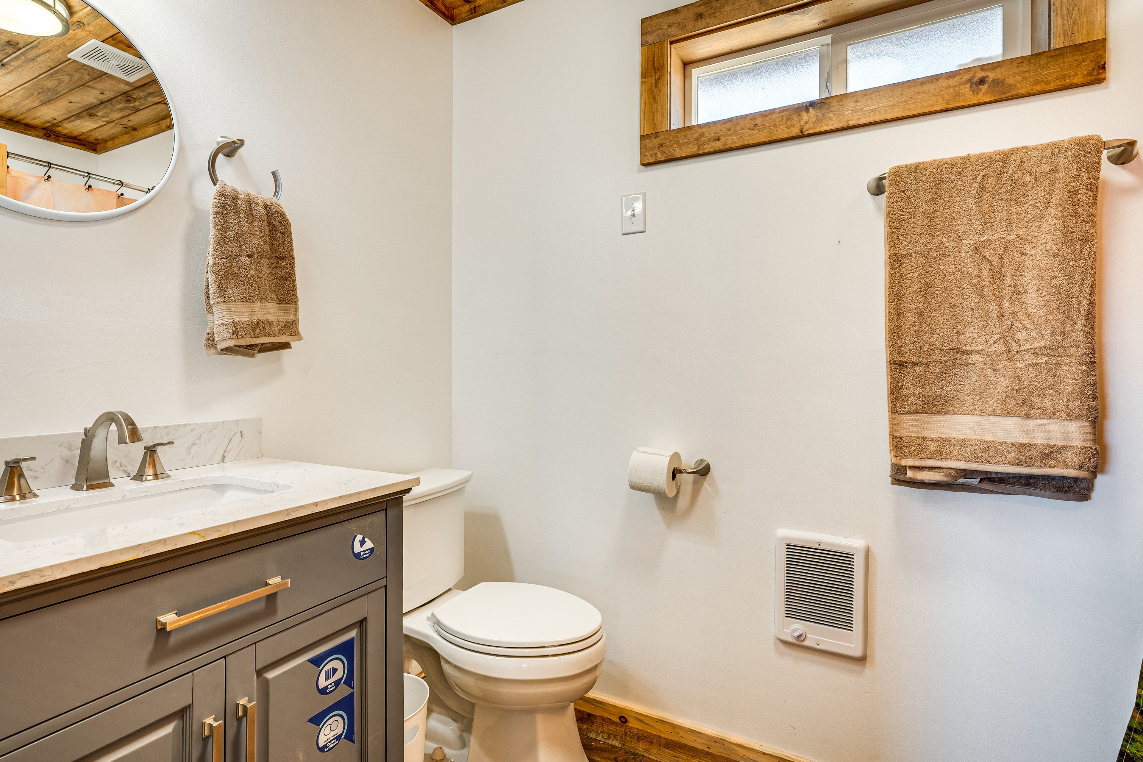 Full Bathroom | Towels Provided