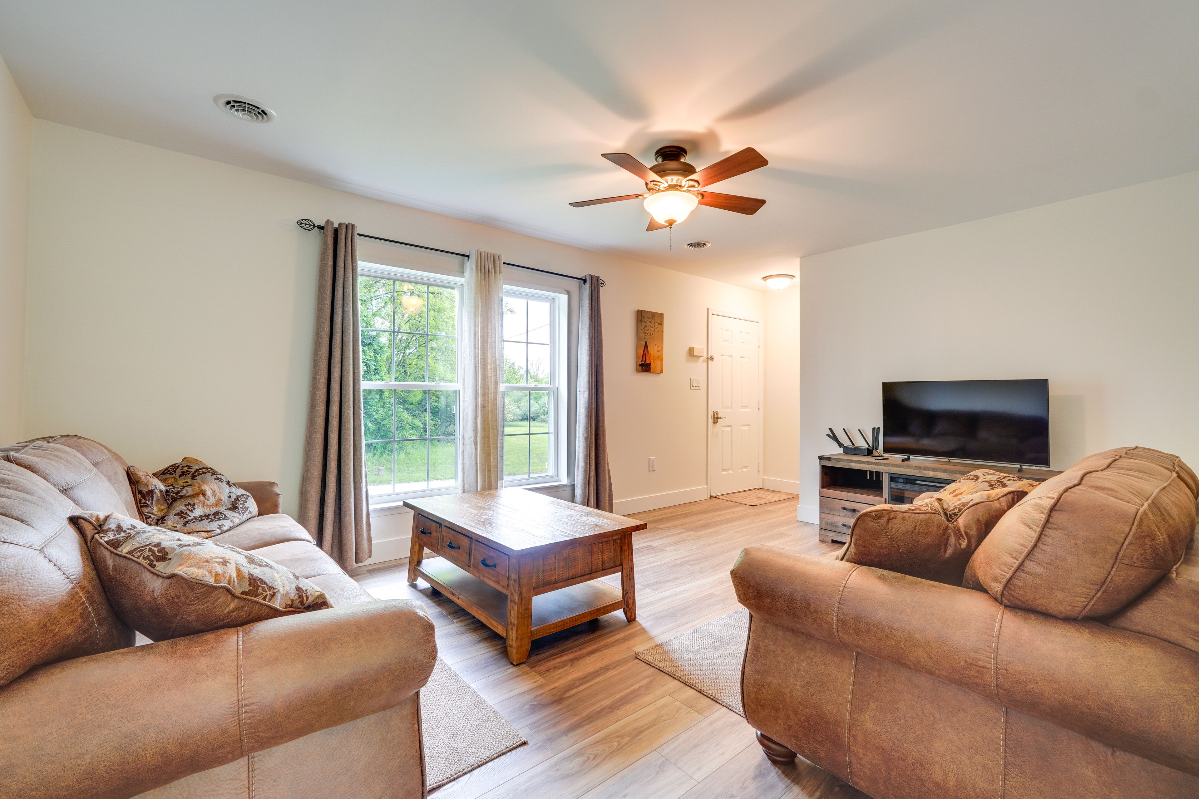 Living Room | Flat-Screen TV | Central Heating & A/C | Free WiFi