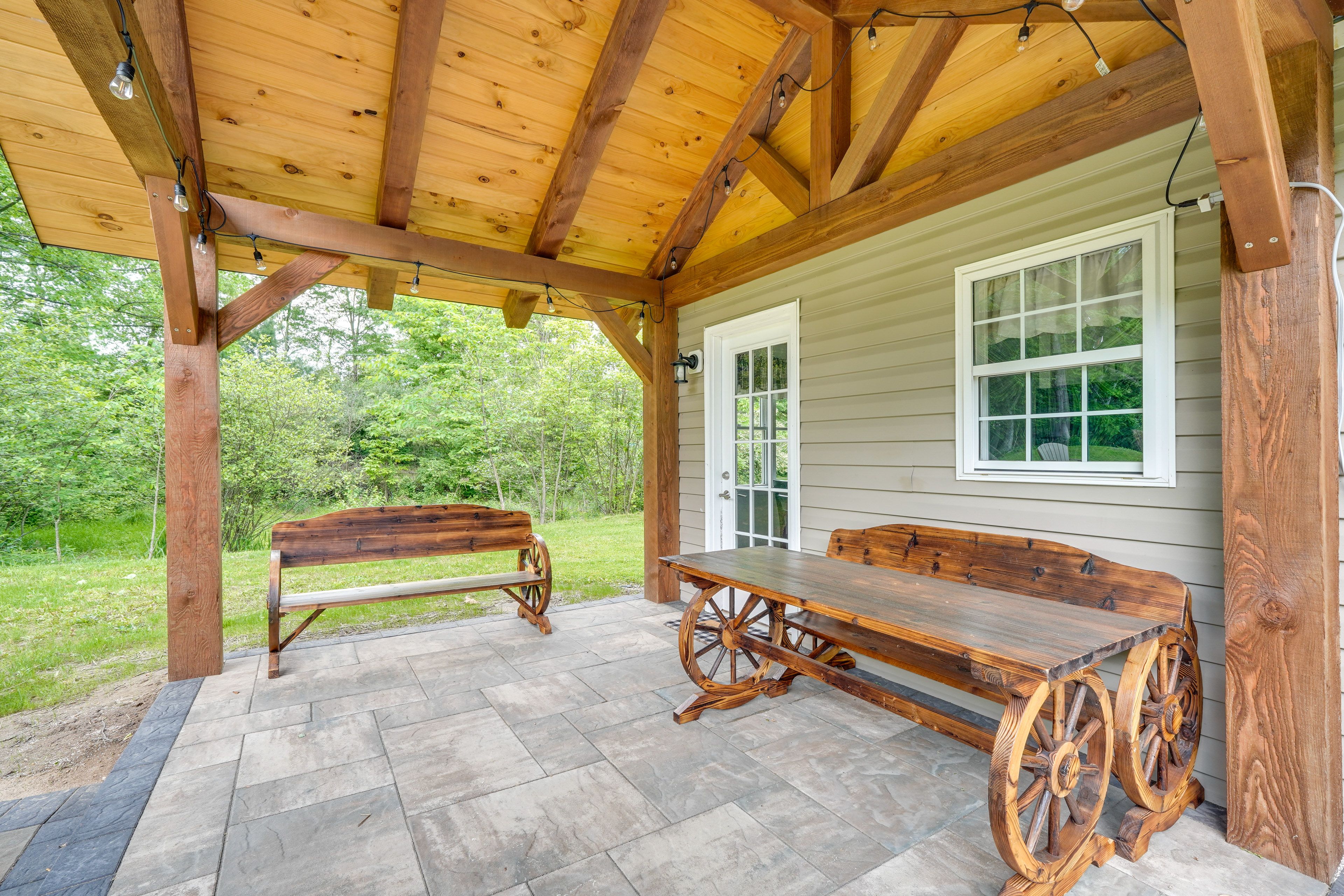 Patio | Gas Grill | Picnic Table