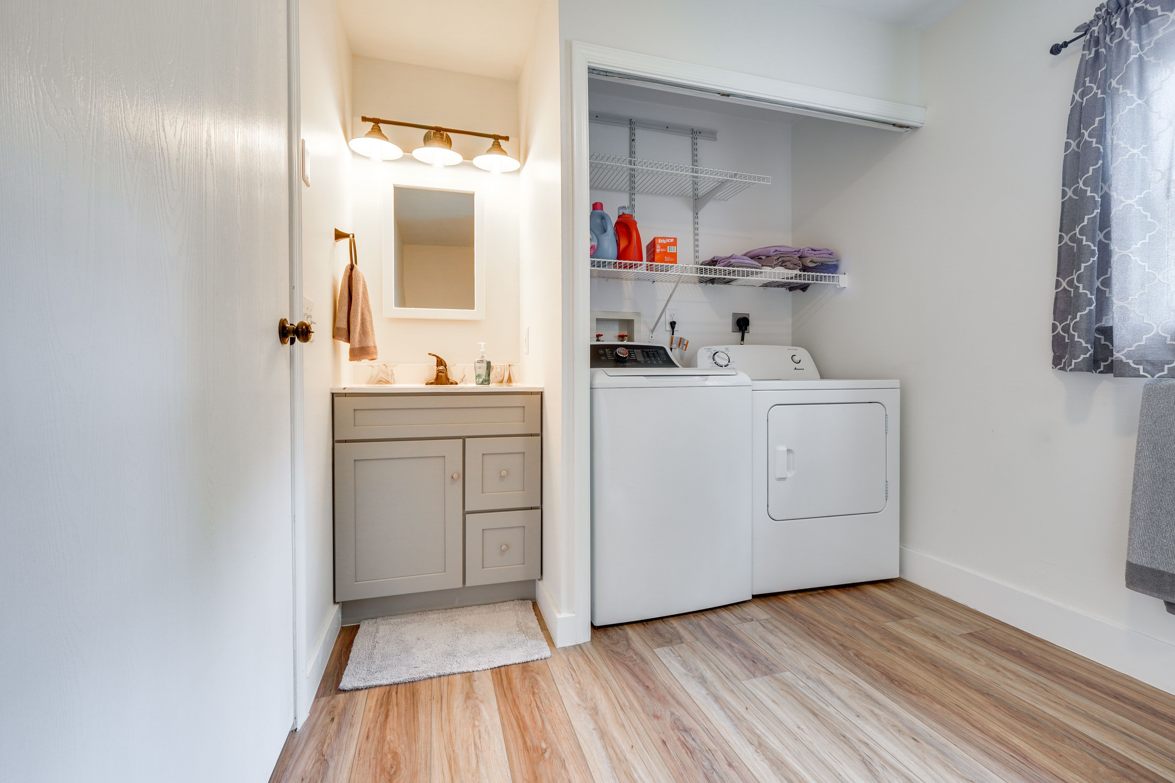 Full Bathroom | Towels Provided | Washer/Dryer