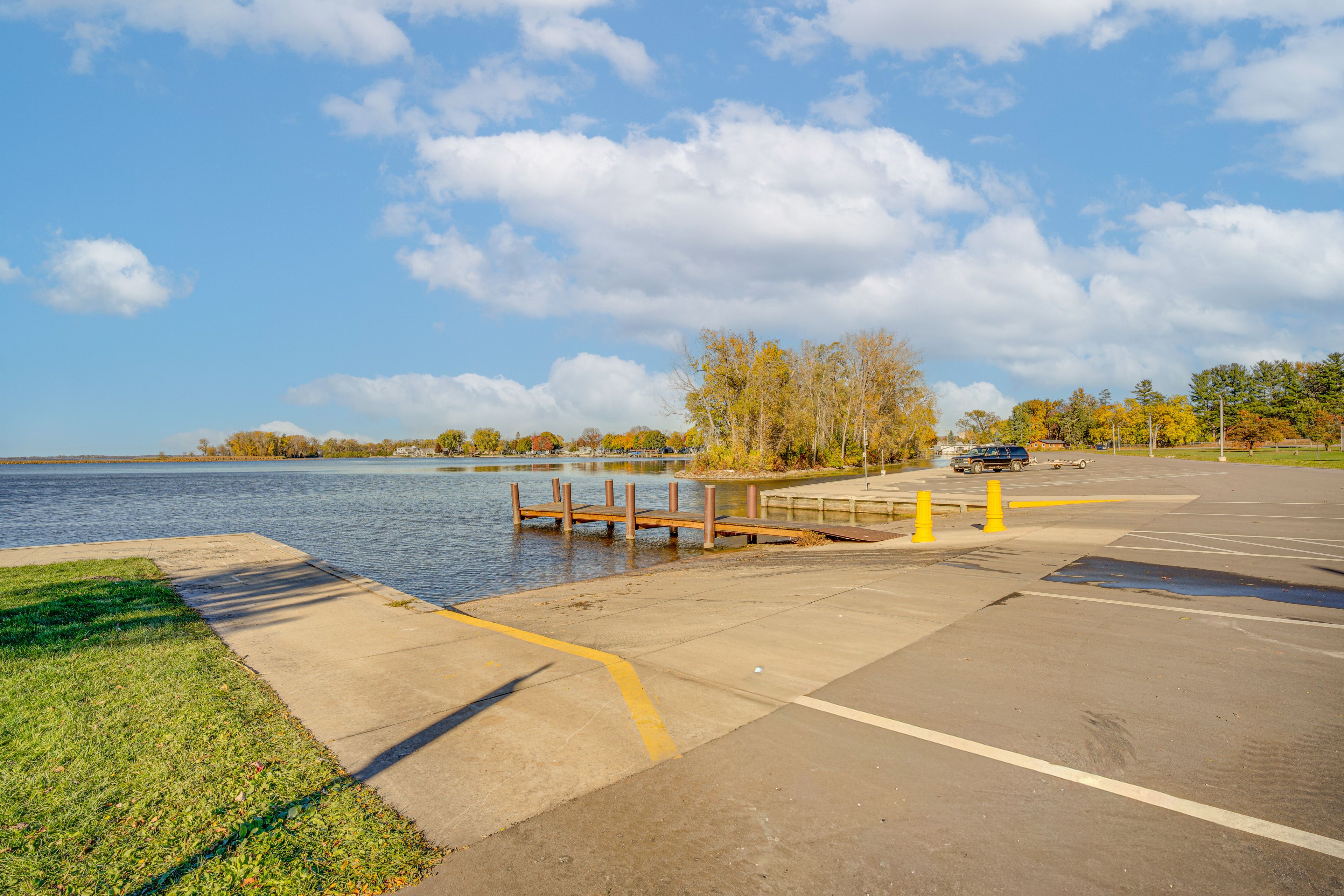 Walking Distance to Lake Winneconne Park | Boat Launch | 2 Playgrounds | Beach
