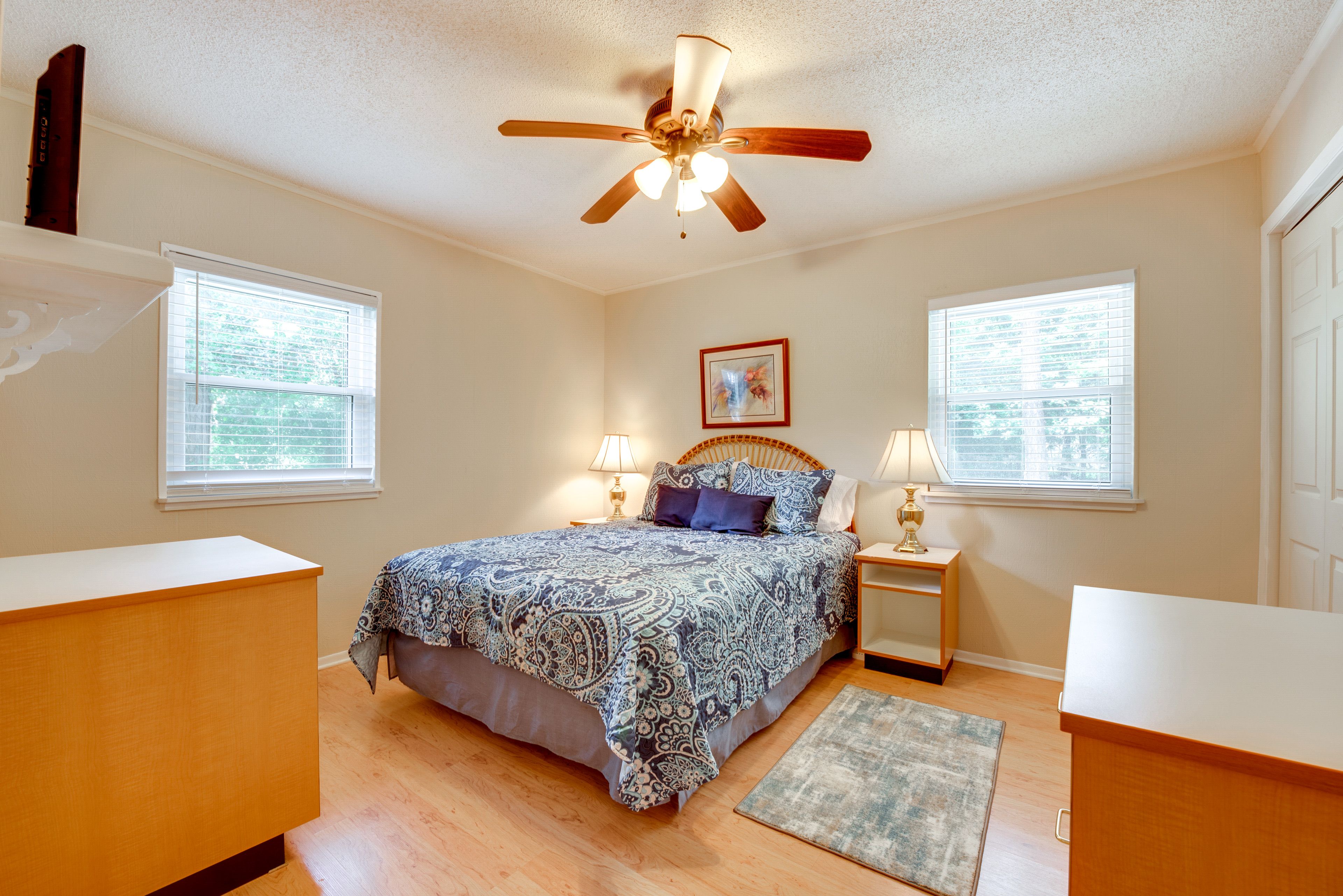 Bedroom 1 | Queen Bed | TV