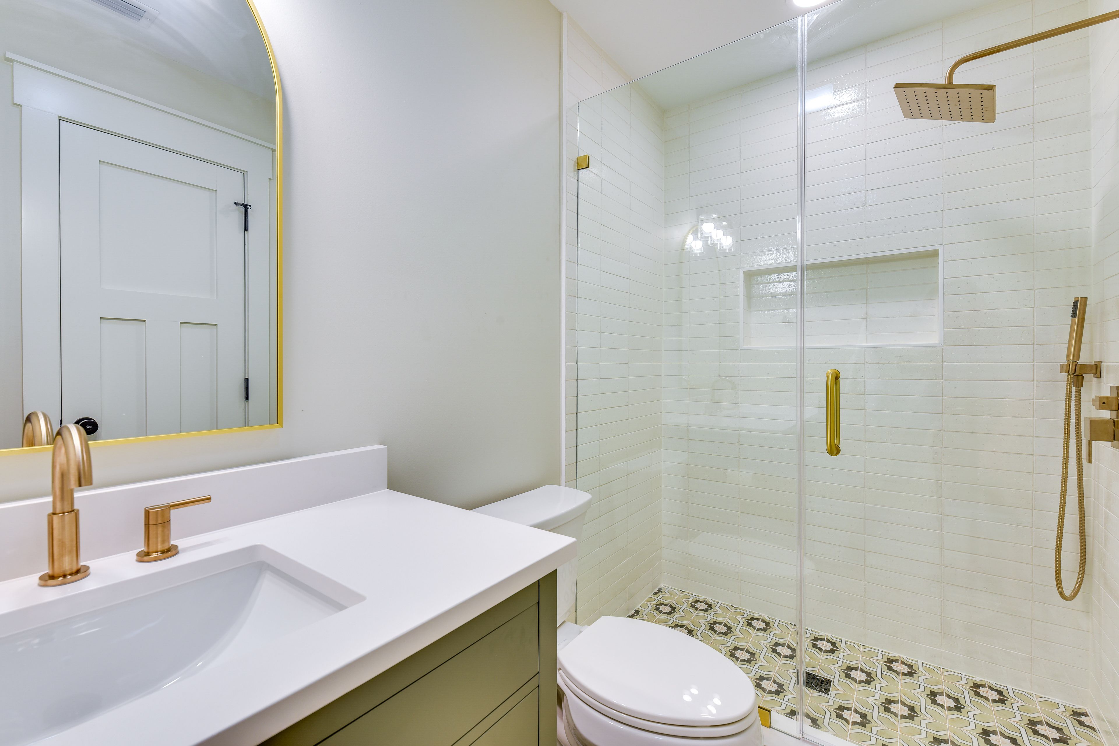 Full Bathroom | 2nd Floor