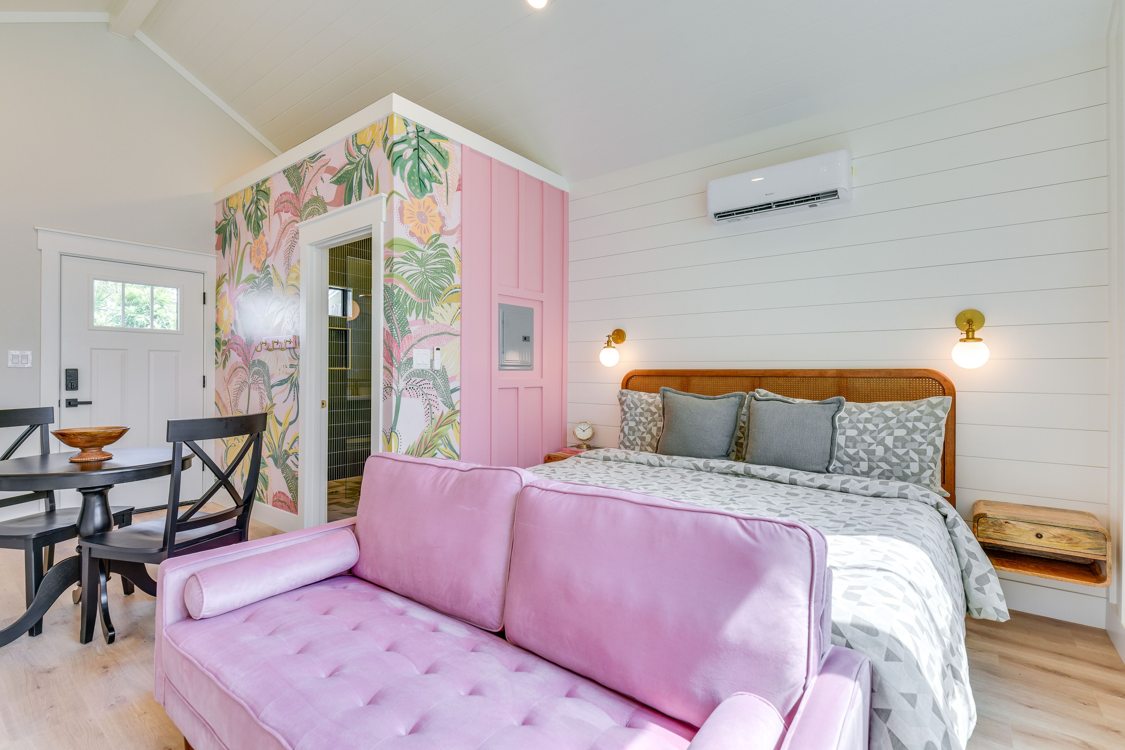 Studio Interior | King Bed | Free WiFi | Smart TV | Central A/C