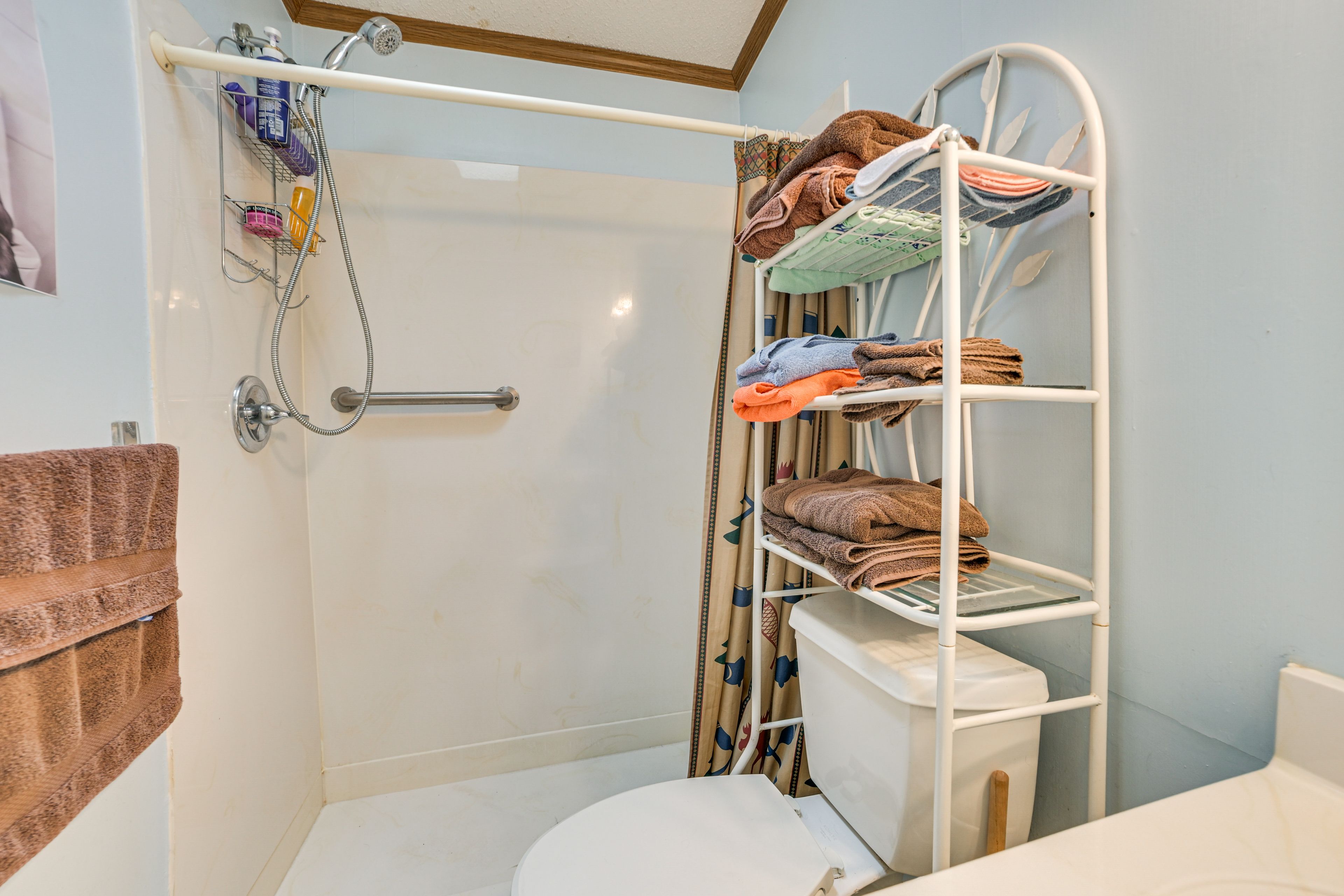 Full Bathroom | Complimentary Toiletries