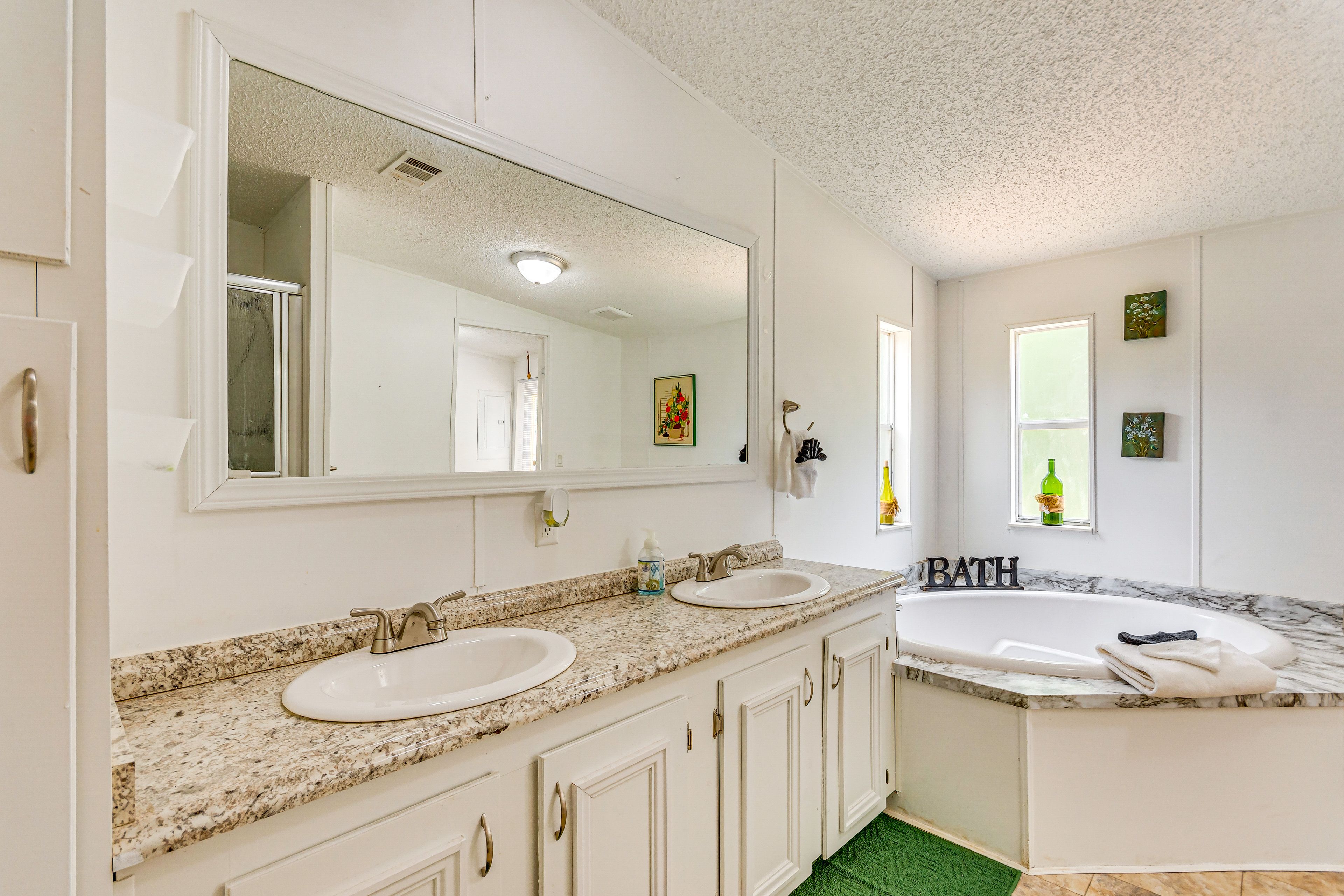 Full Bathroom | Separate Tub & Shower