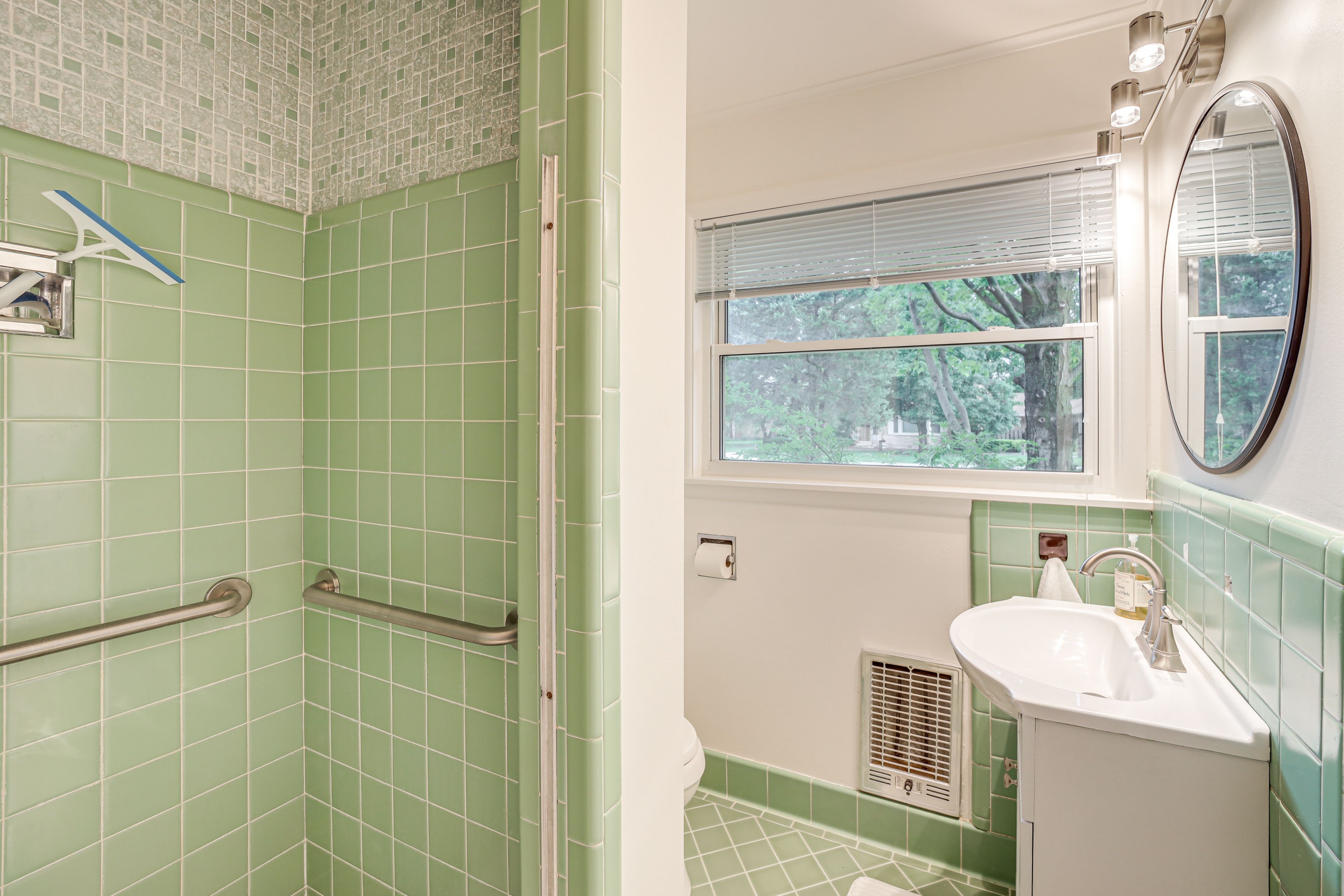 En-Suite Bathroom | Towels & Linens Provided