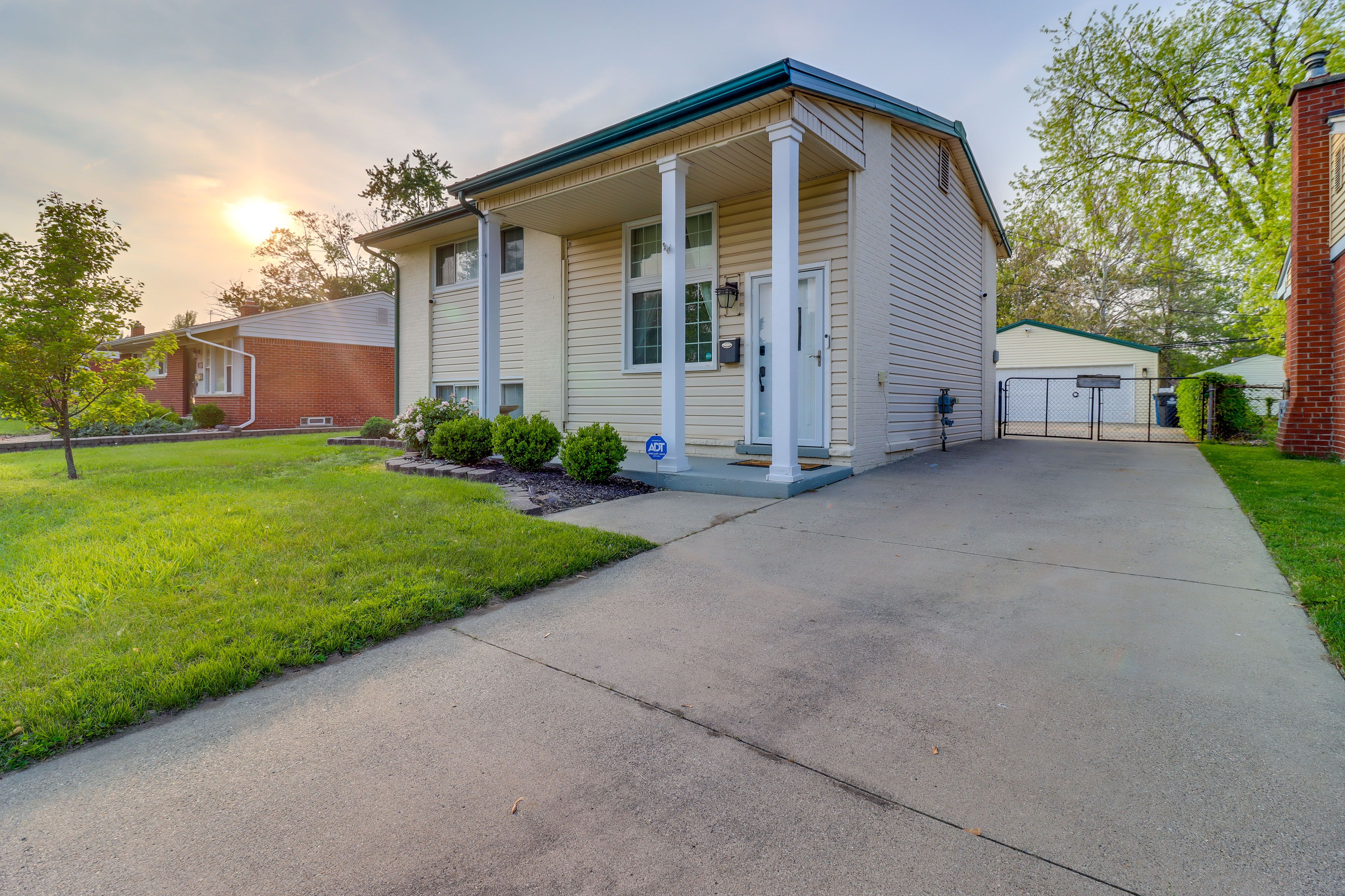 Parking | Driveway (3 Vehicles) | Street