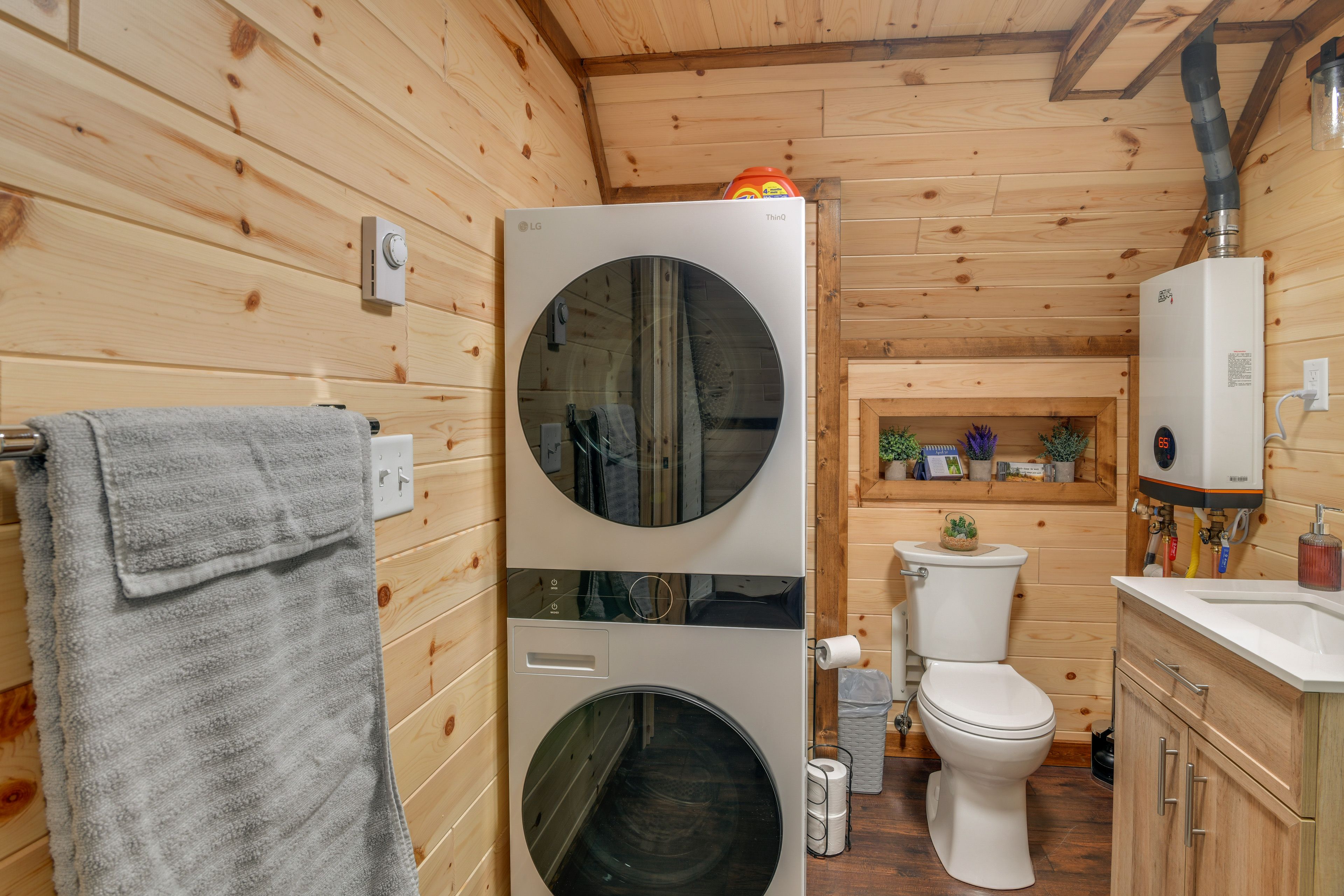 Full Bathroom | In-Unit Laundry | Detergent