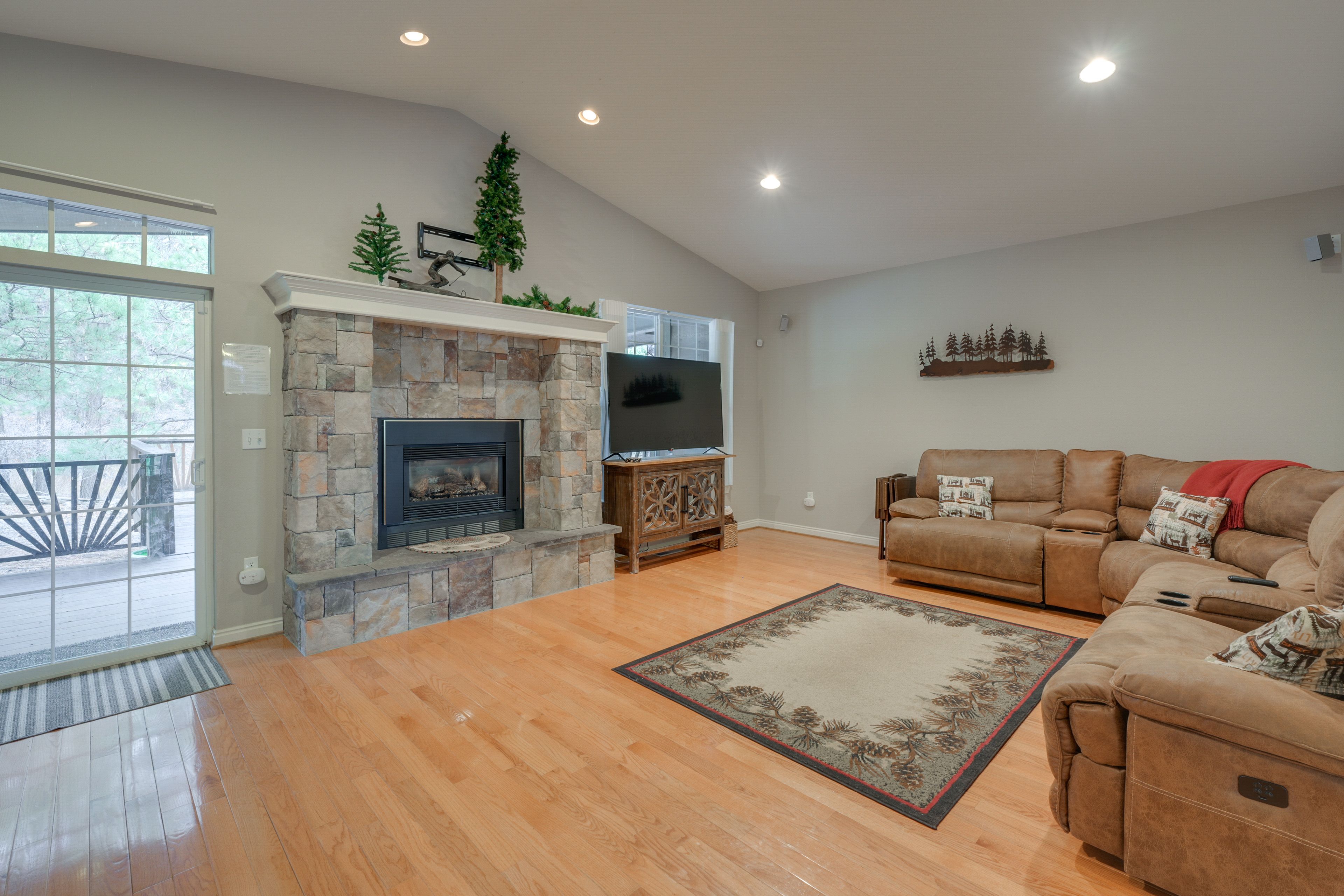Living Room | Gas Fireplace