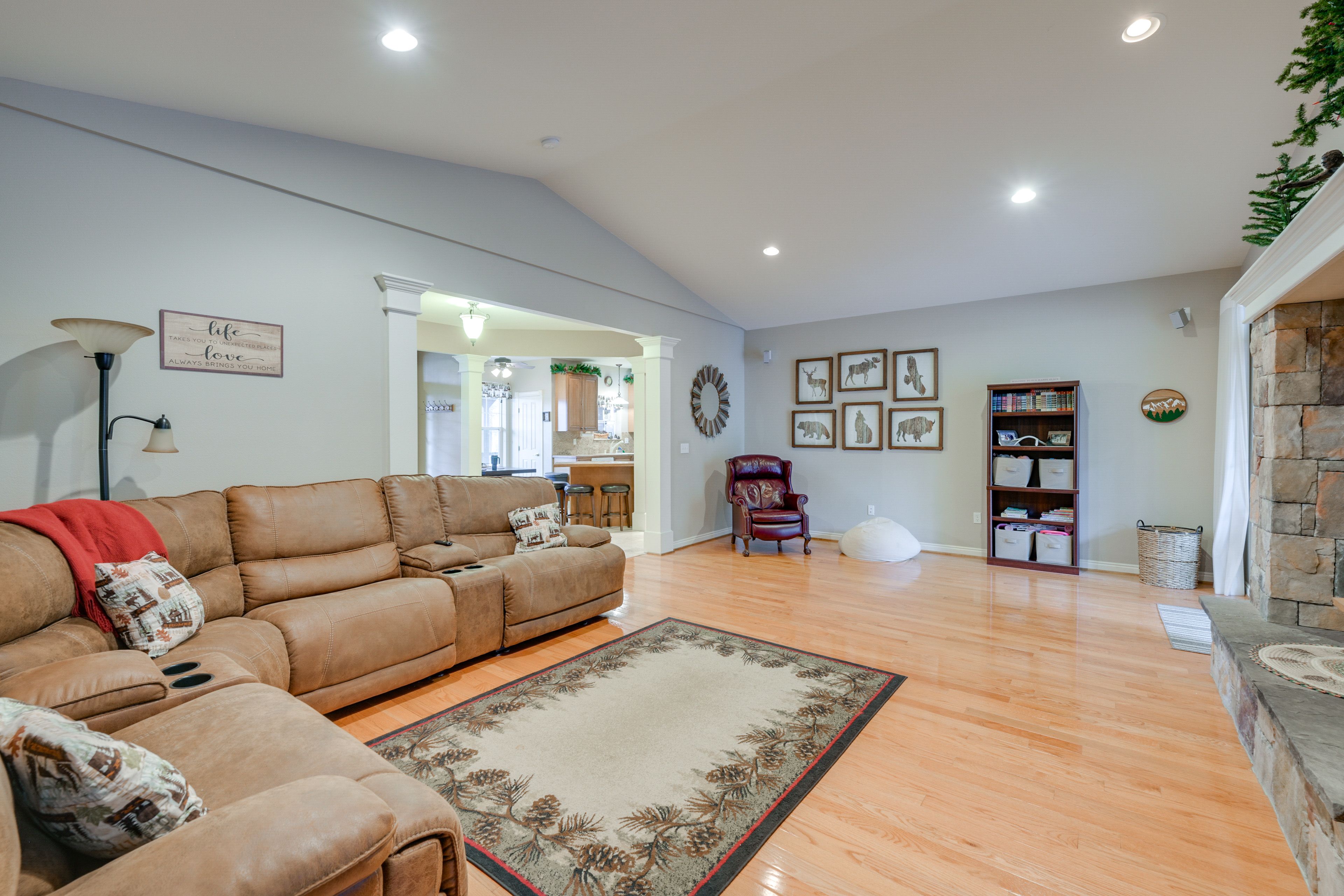 Living Room | Central Heat | Free WiFi | Smart TV