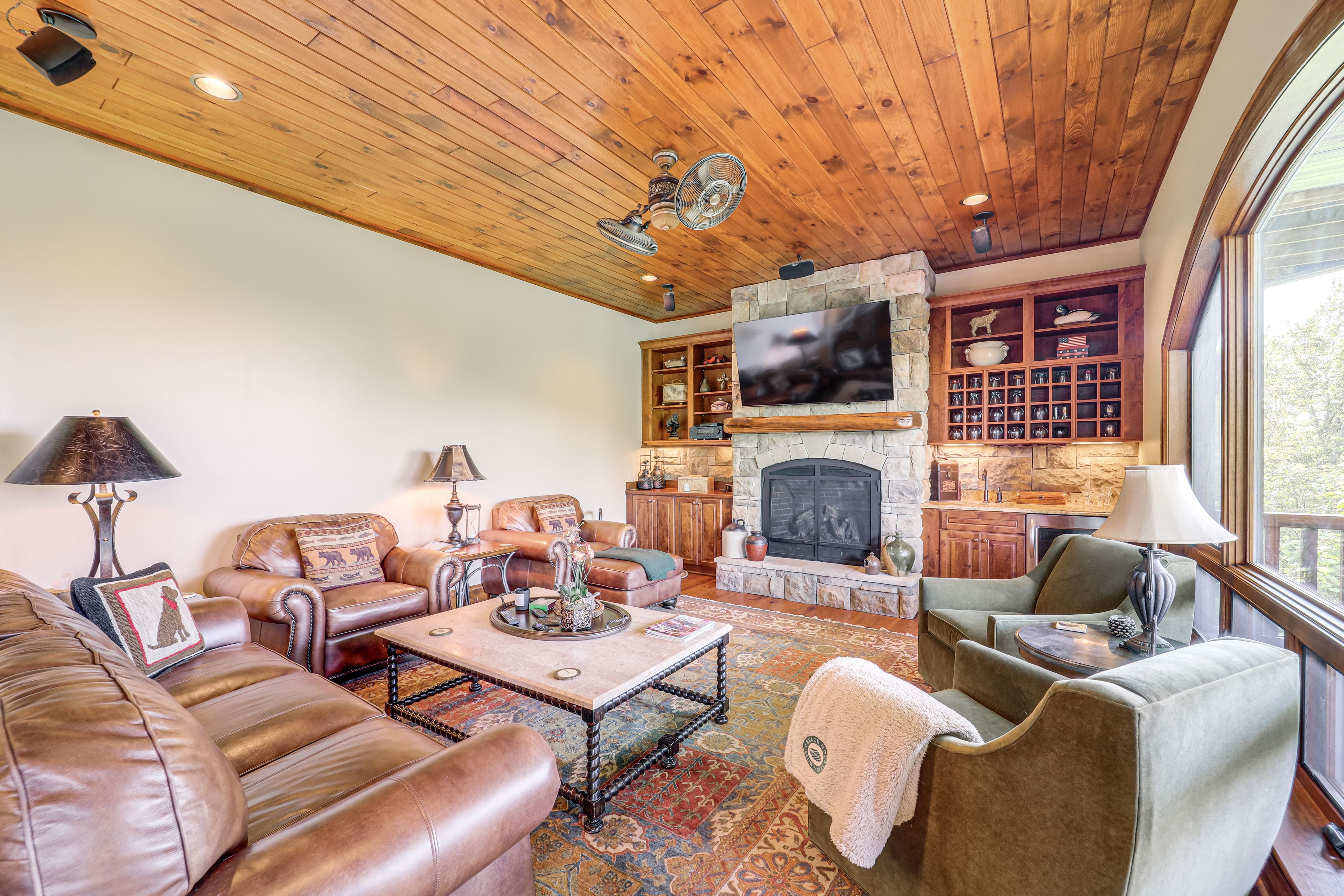 Living Room | 1st Floor | Smart TV | Free WiFi | Fireplace | Wet Bar