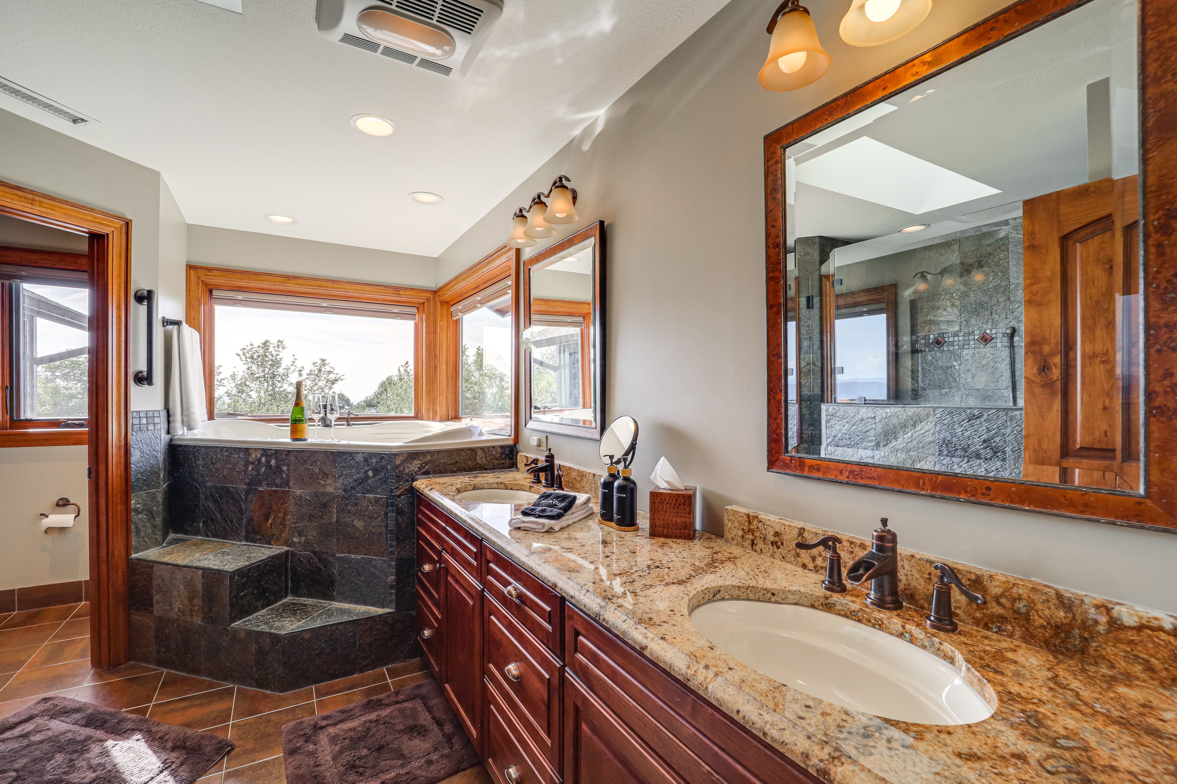 En-Suite Bathroom | 2nd Floor | Towels Provided | Jetted Tub