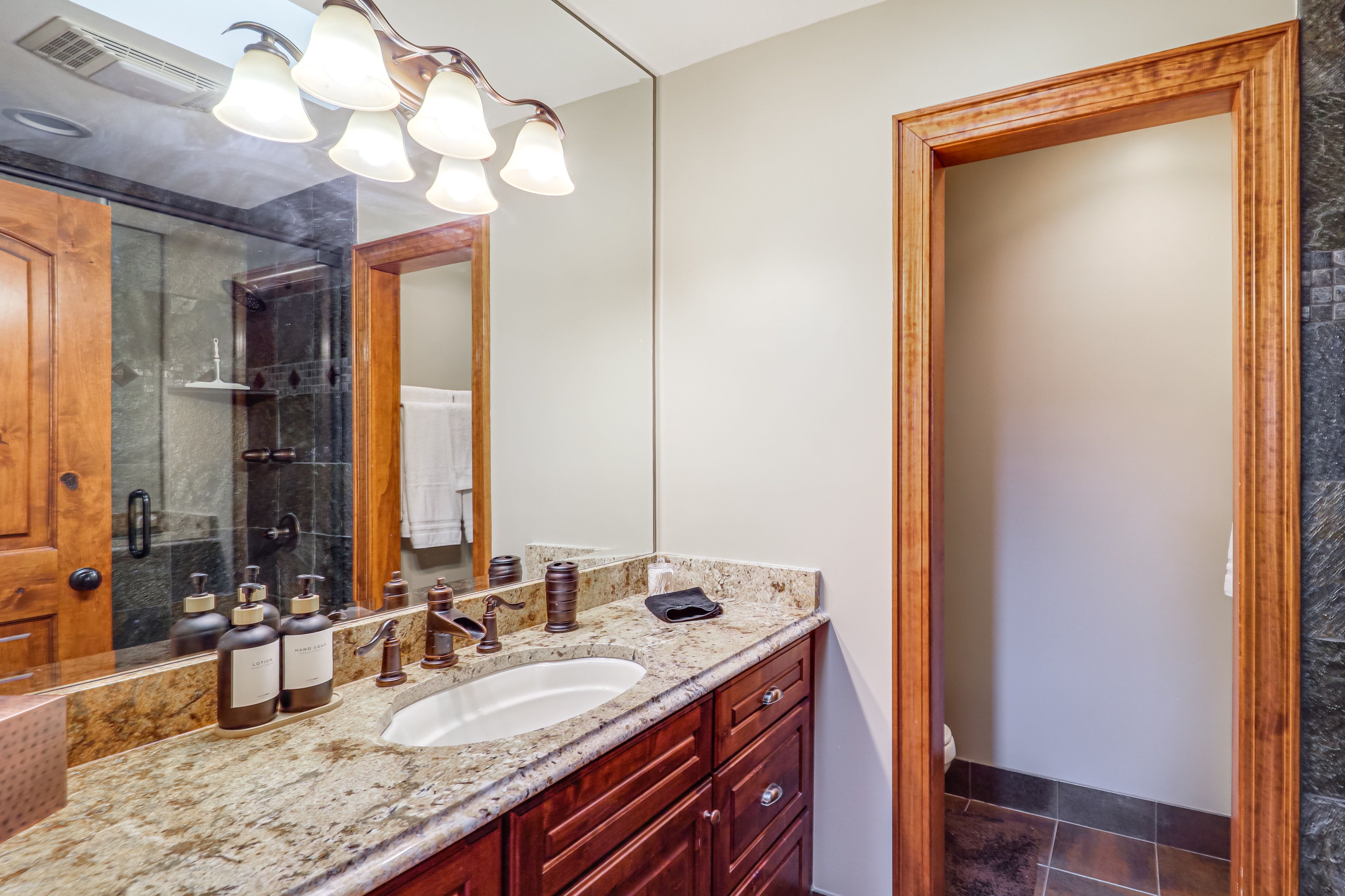 Full Bathroom | 2nd Floor | Complimentary Toiletries | Hair Dryer