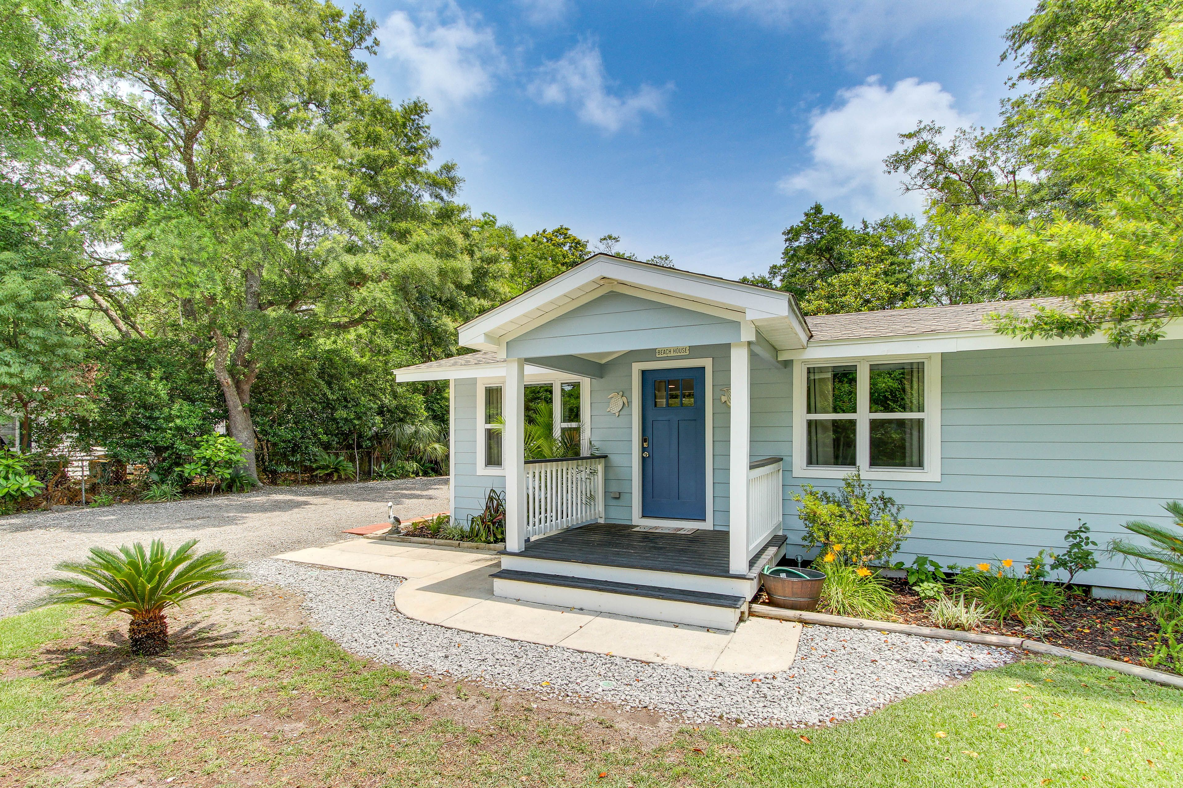 Long Beach Vacation Rental | 2BR | 2BA | 1,100 Sq Ft | 2 Steps for Access