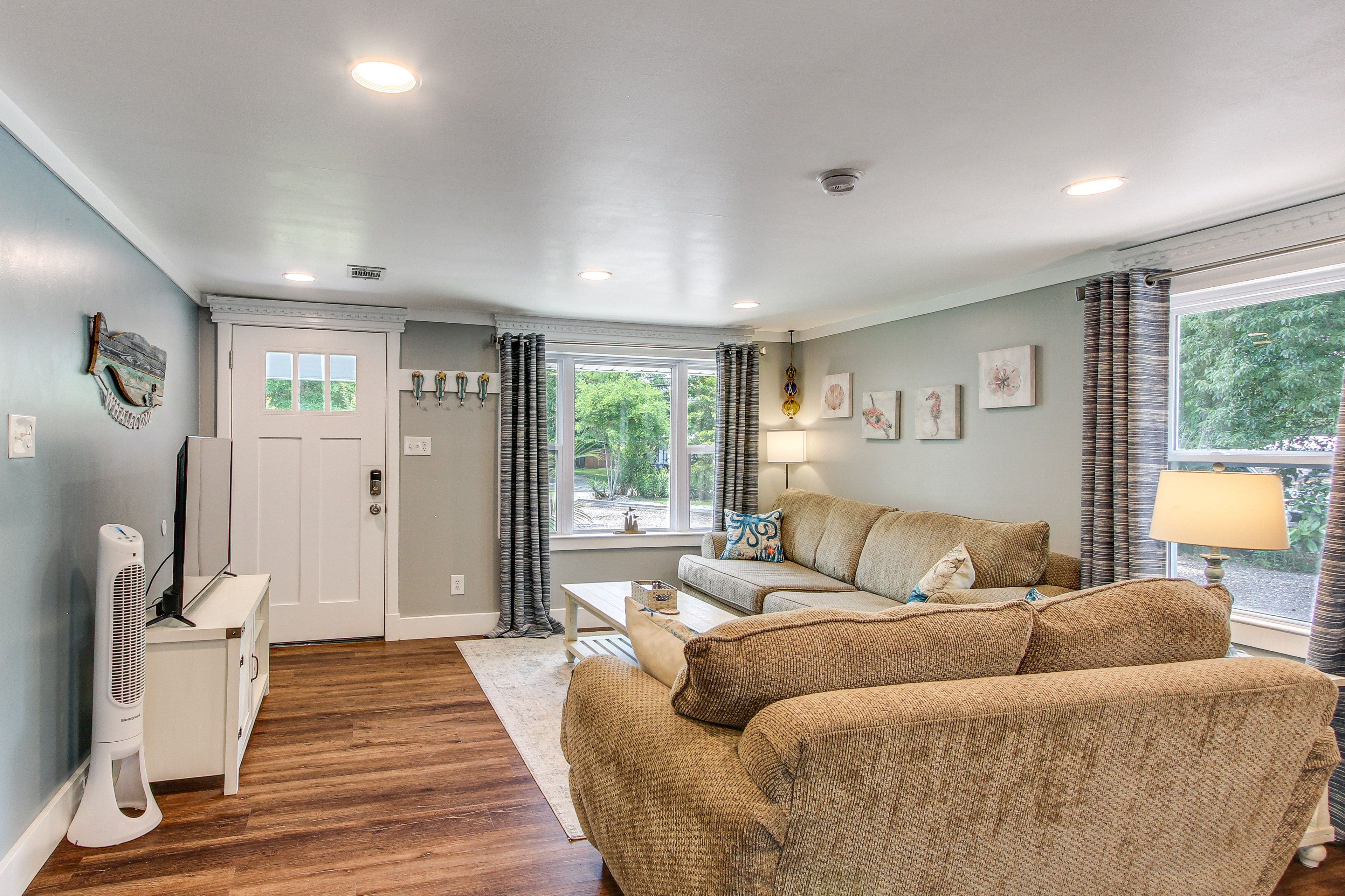 Living Room | Free WiFi | Smart TV | Central A/C & Heat | Desk
