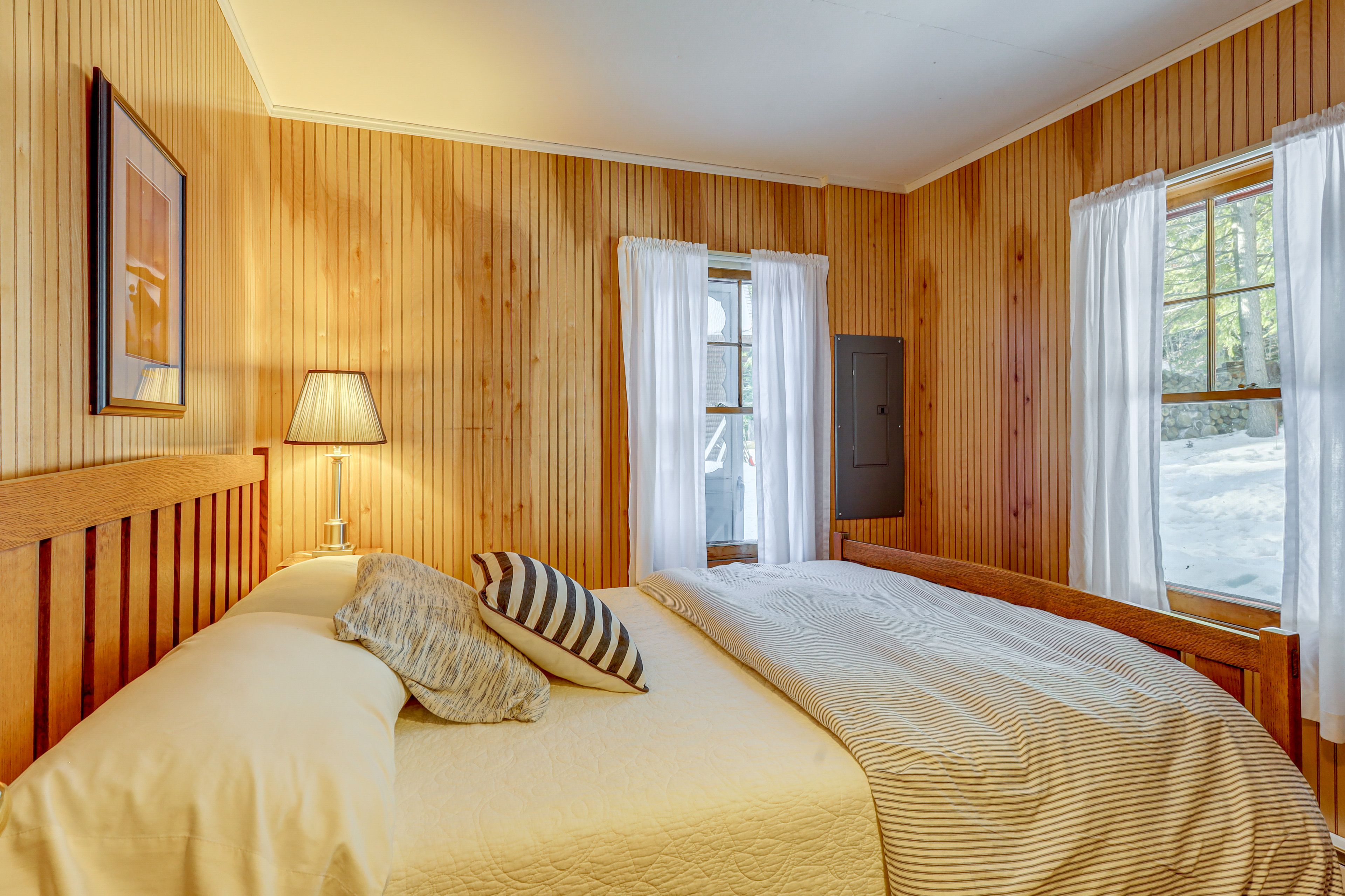 Bedroom 1 | Queen Bed