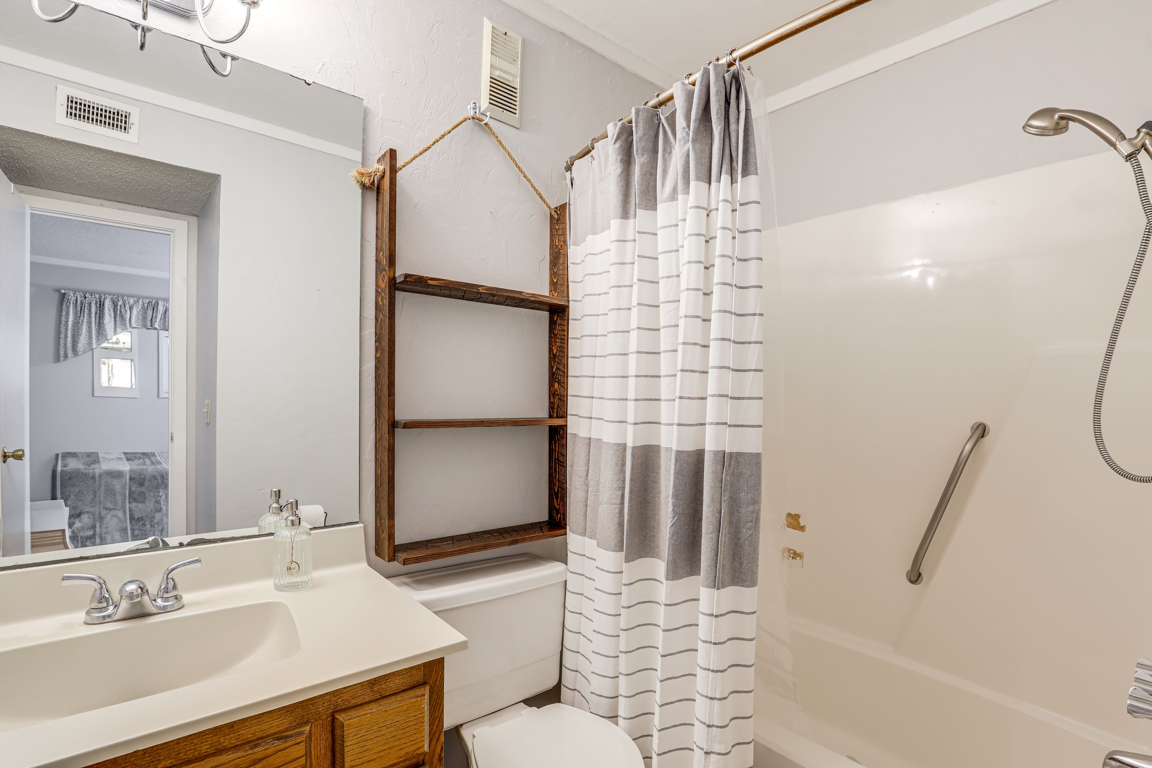 Full Bathroom | Complimentary Toiletries | Towels Provided