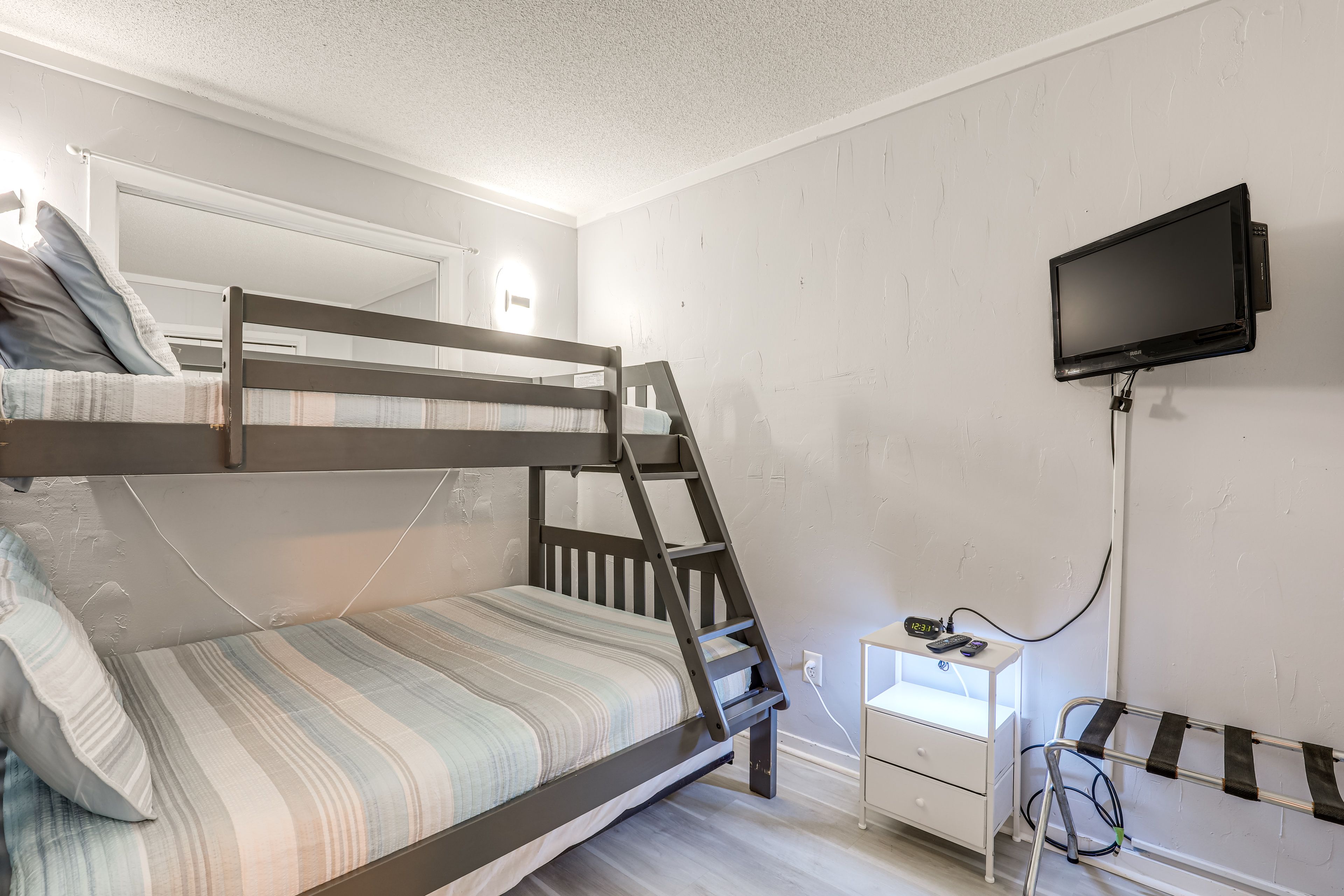 Bedroom 2 | Twin/Full Bunk Bed w/ Twin Trundle