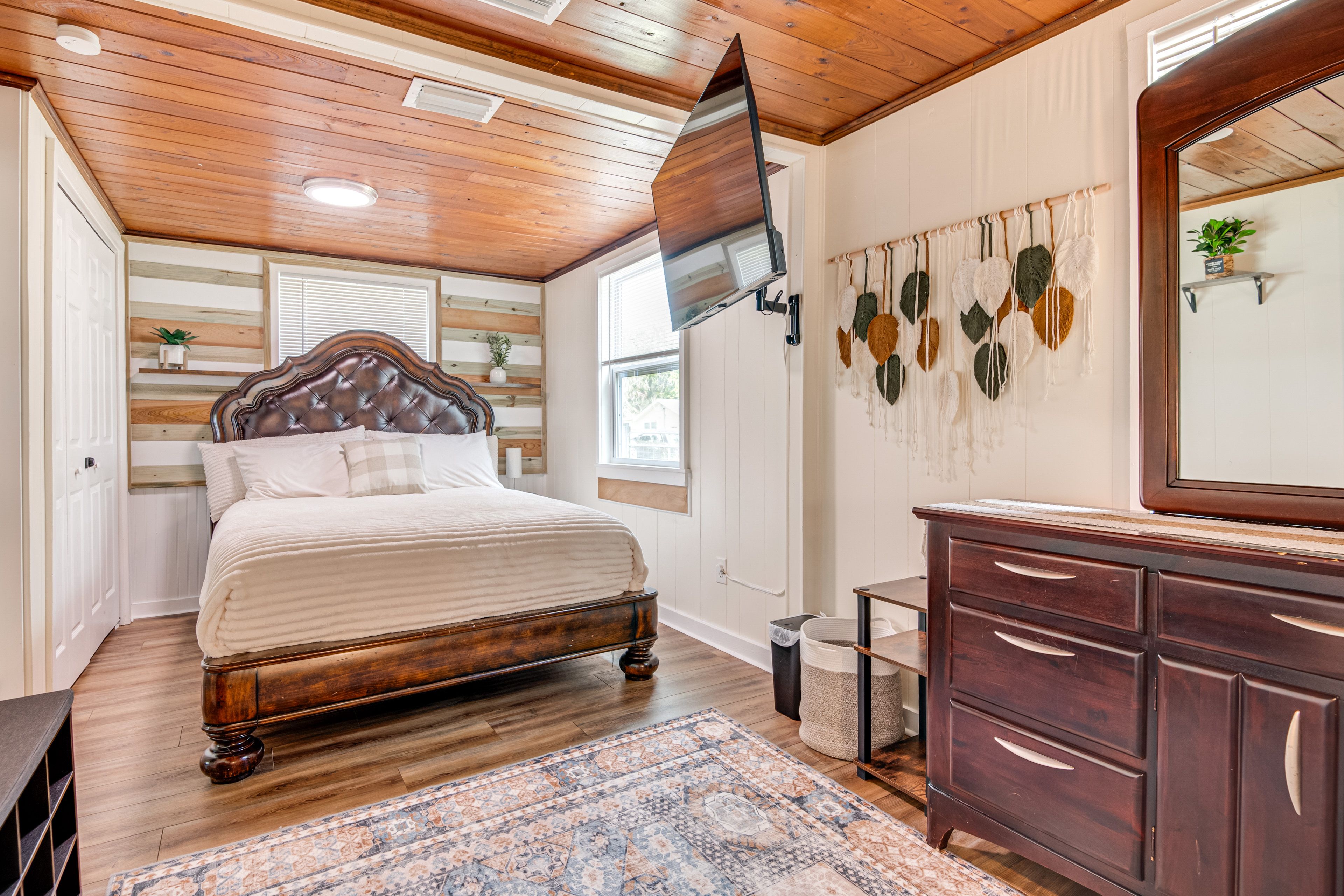 Bedroom | Queen Bed | Desk